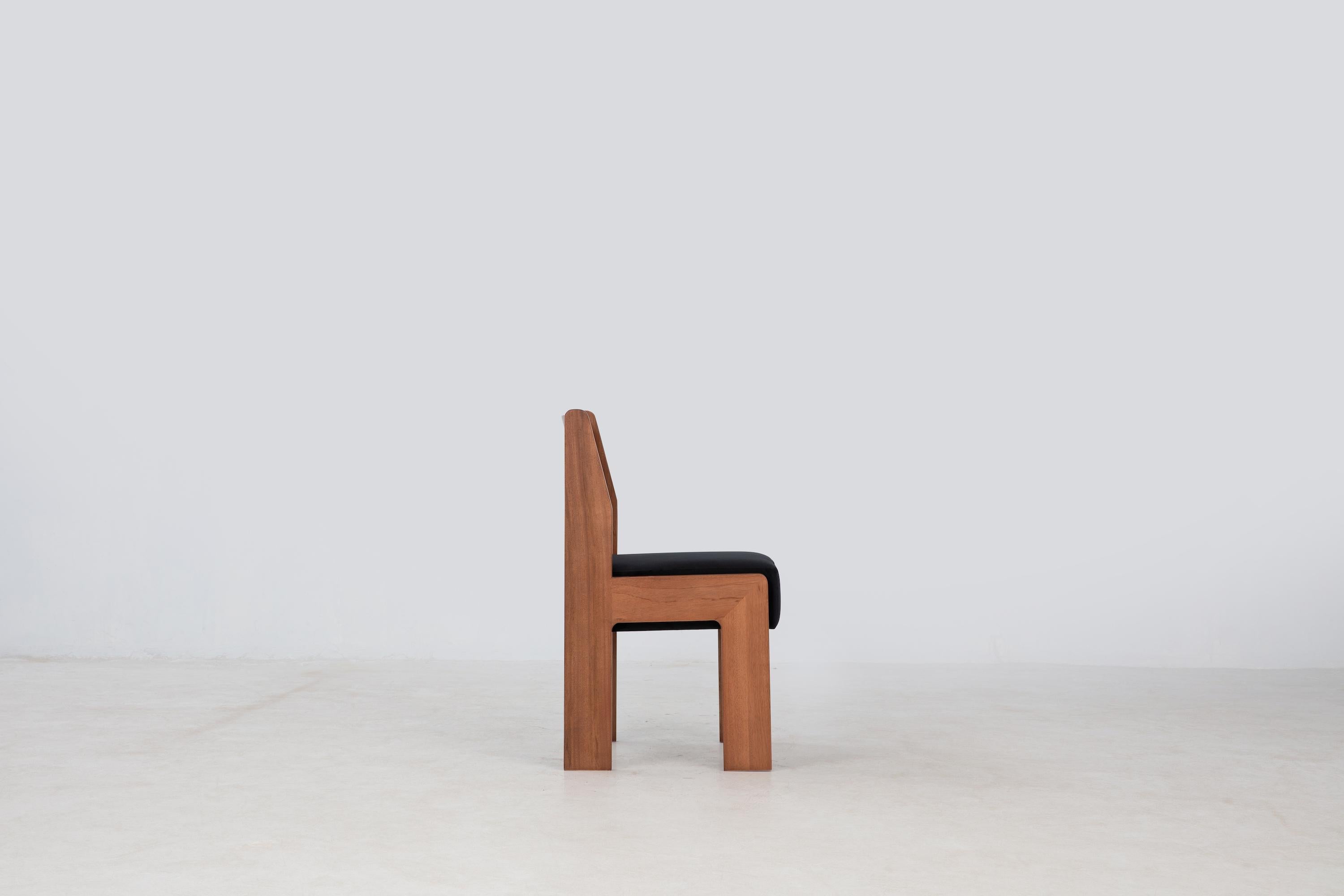 Reka Beistellstuhl, minimalistischer Esszimmerstuhl aus Samt und Holz in Bernstein/Schwarz (Minimalistisch) im Angebot