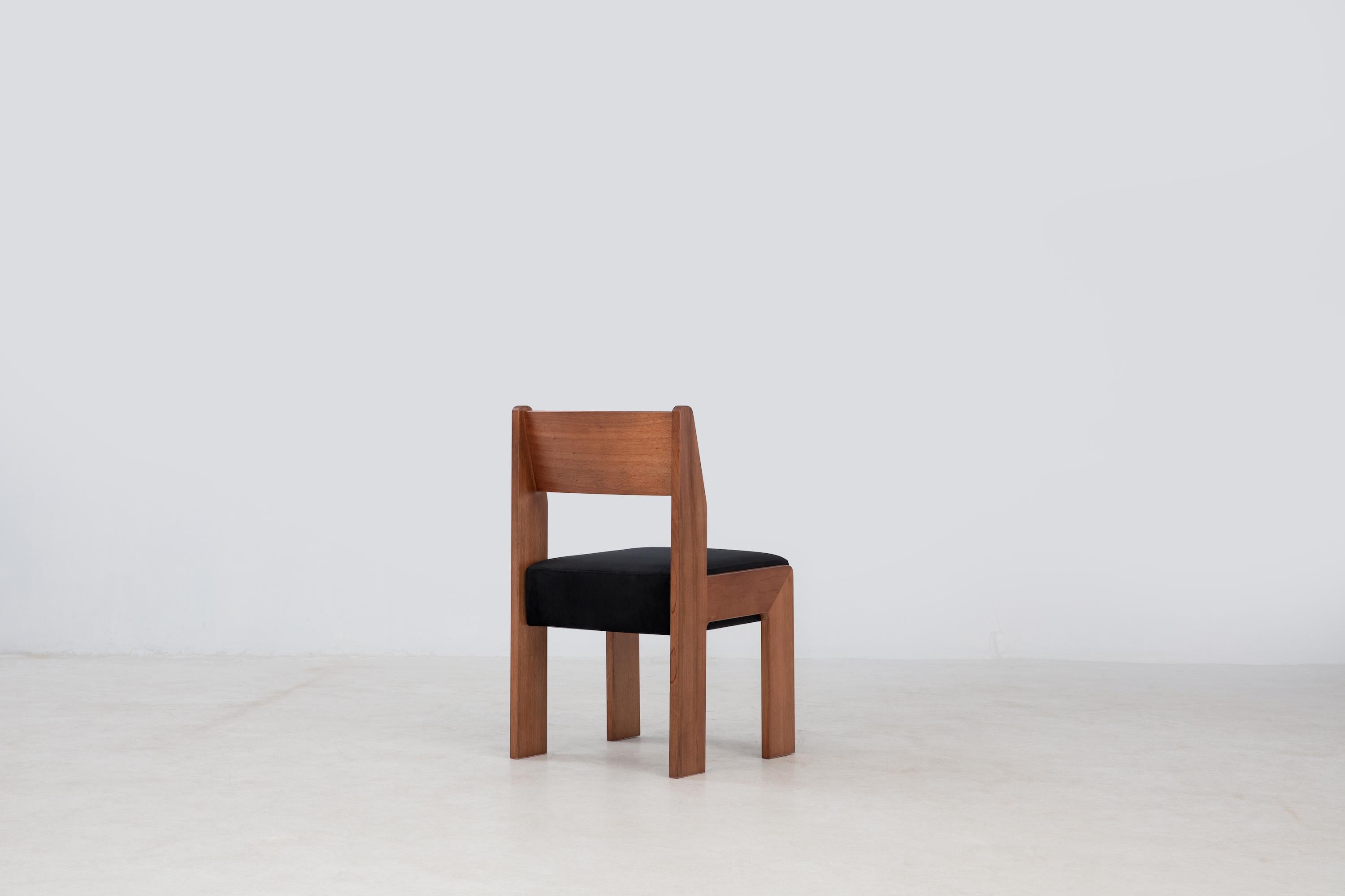 Reka Beistellstuhl, minimalistischer Esszimmerstuhl aus Samt und Holz in Bernstein/Schwarz (Asiatisch) im Angebot