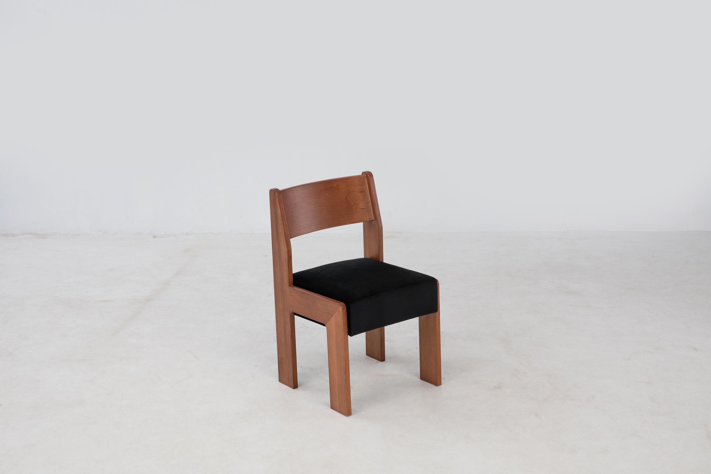 Menuiserie Reka Side Chair, Chaise de salle à manger minimaliste en velours et Wood Wood en ambre/noir en vente