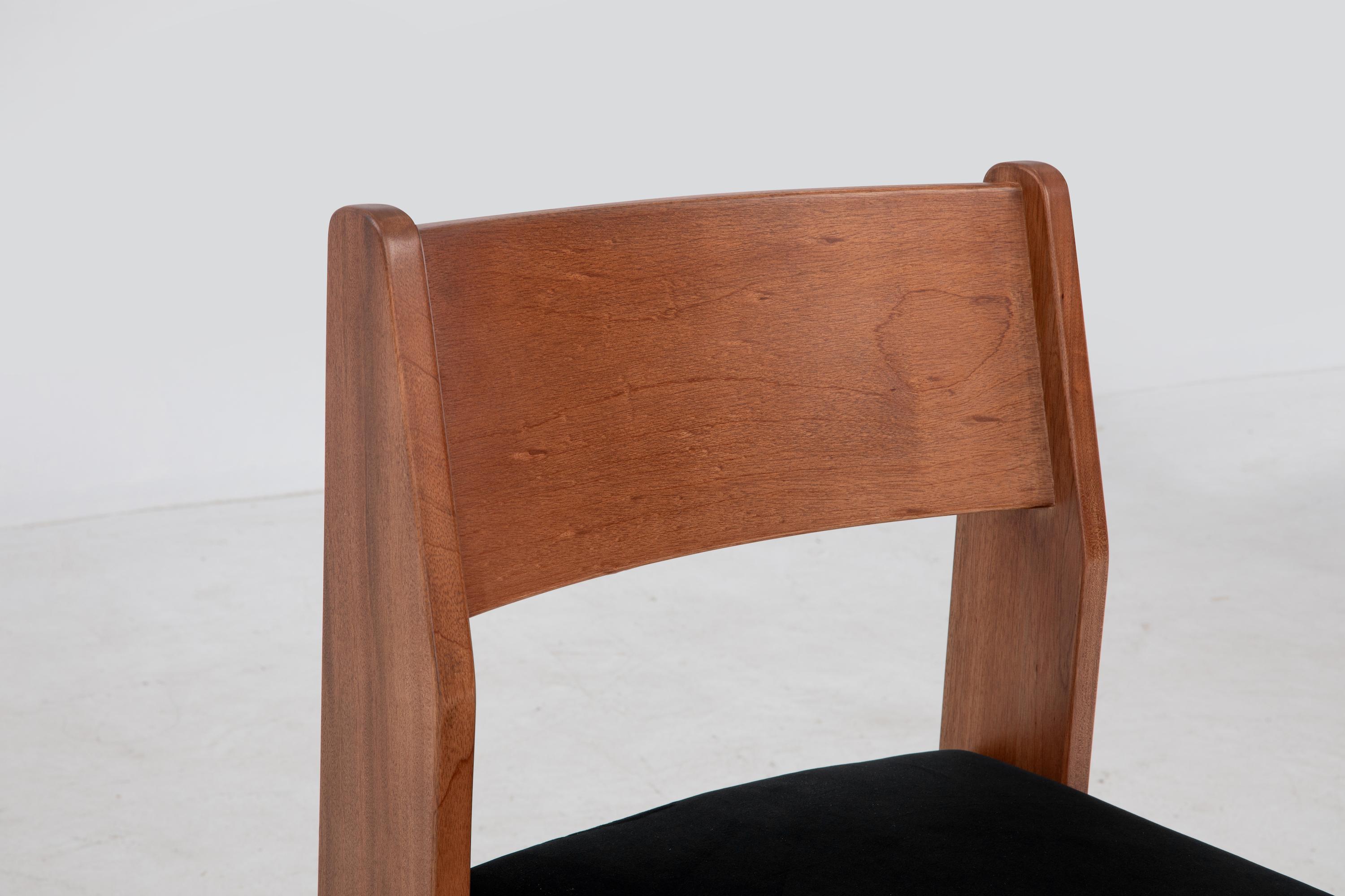 Reka Beistellstuhl, minimalistischer Esszimmerstuhl aus Samt und Holz in Bernstein/Schwarz im Zustand „Neu“ im Angebot in San Jose, CA