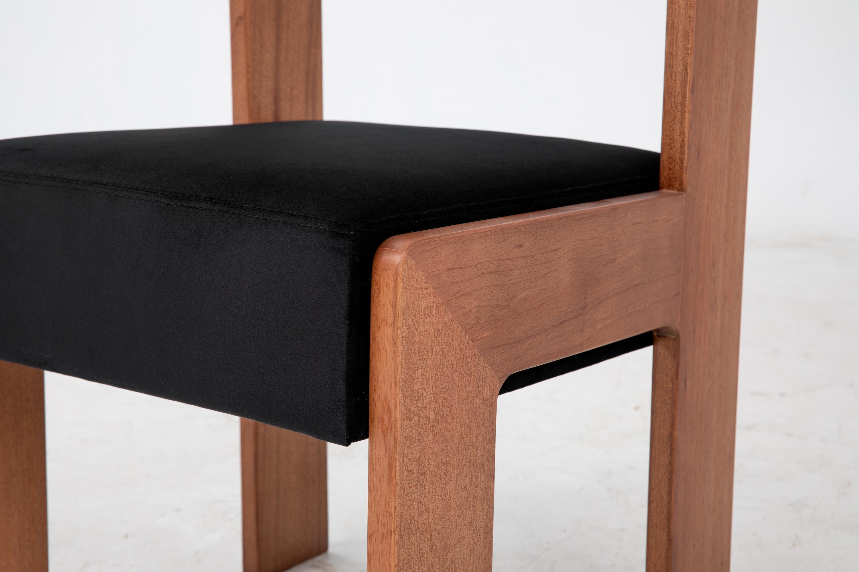XXIe siècle et contemporain Reka Side Chair, Chaise de salle à manger minimaliste en velours et Wood Wood en ambre/noir en vente