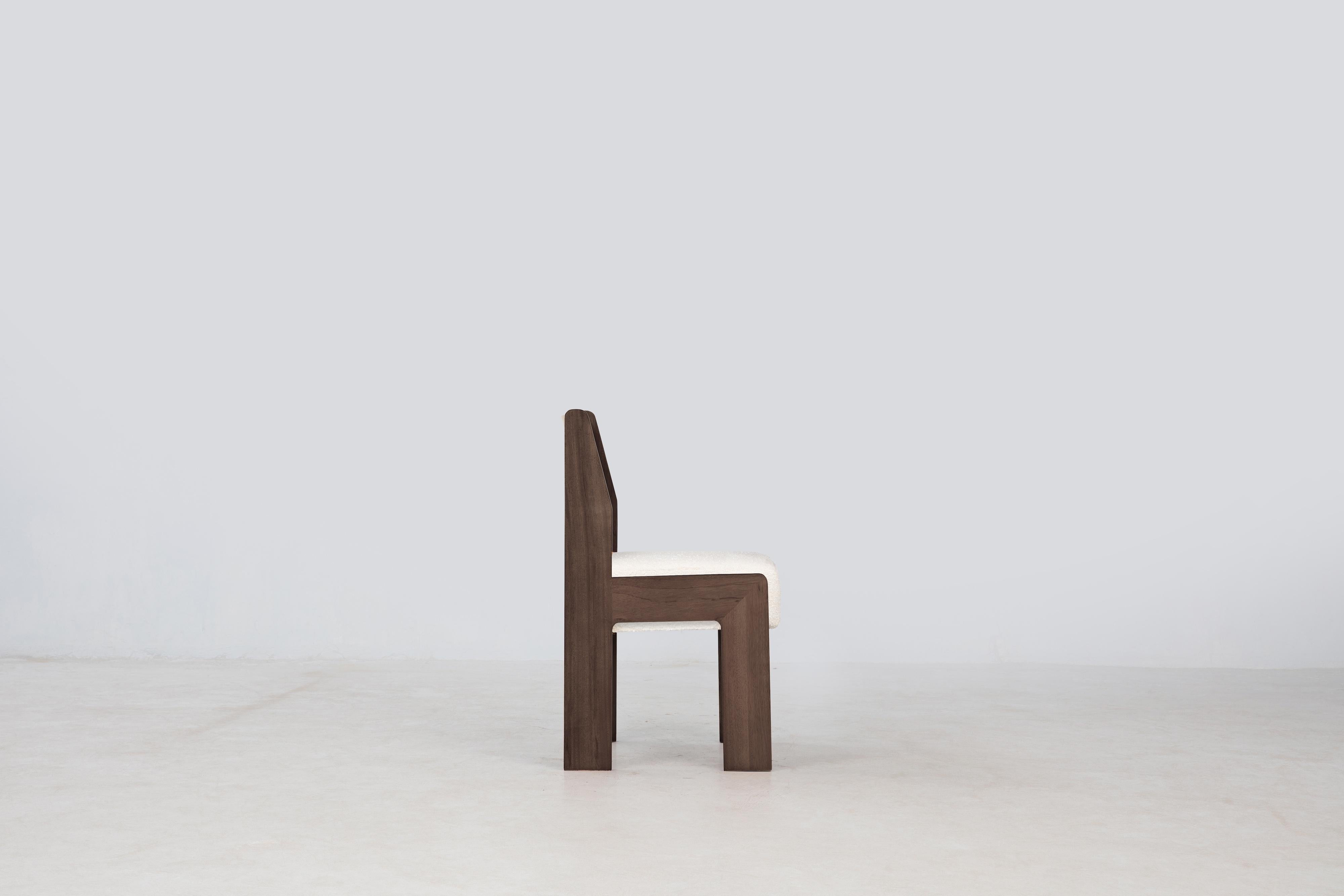 Minimalismo Sedia laterale Reka, sedia da pranzo minimalista in velluto e Wood in bouclé cacao/crema in vendita