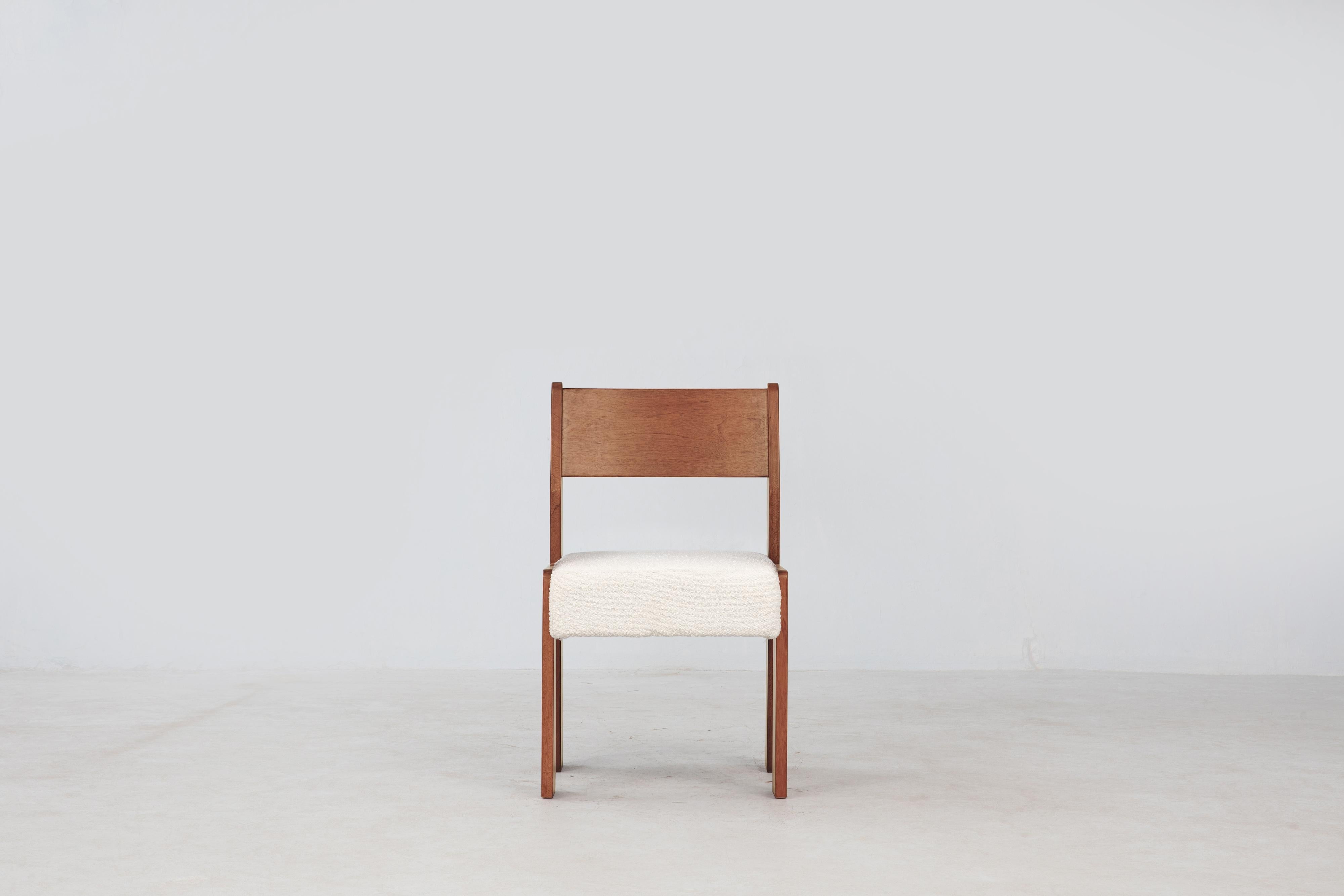 Sedia laterale Reka, sedia da pranzo minimalista in velluto e Wood in bouclé cacao/crema In condizioni Nuovo in vendita a San Jose, CA