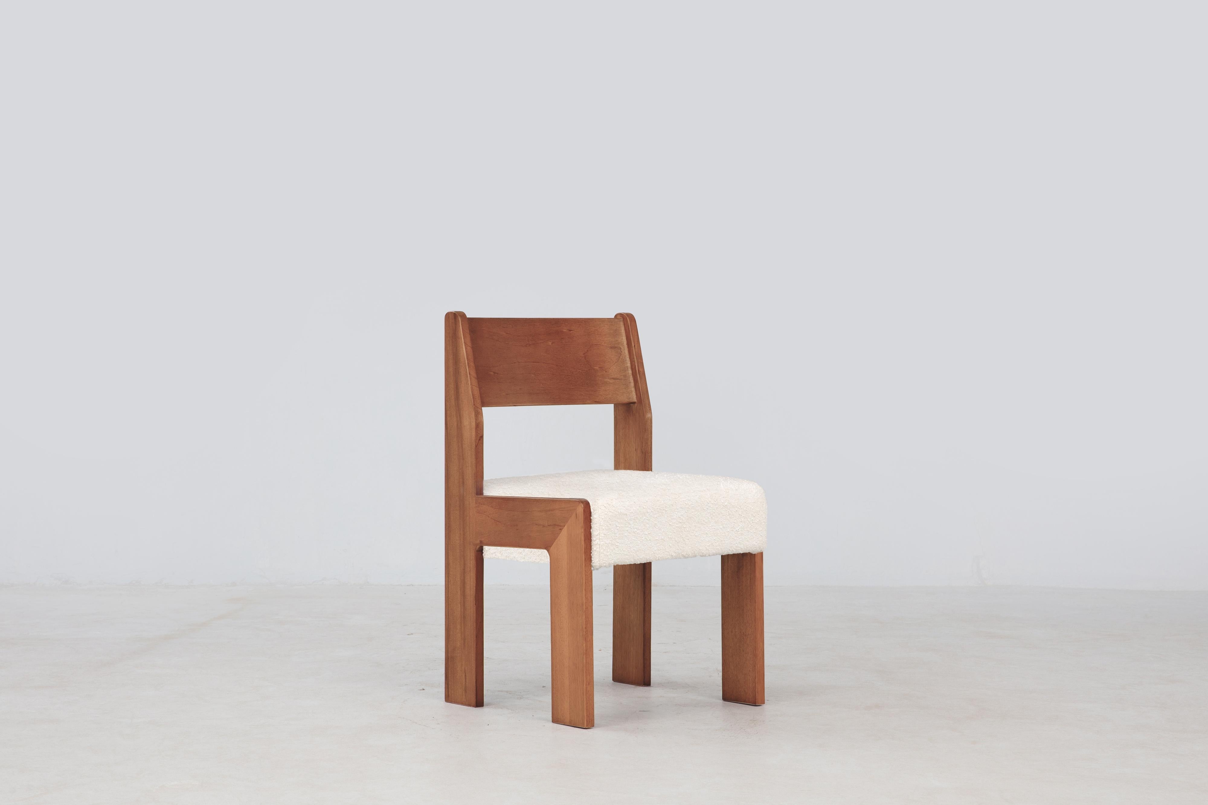 XXI secolo e contemporaneo Sedia laterale Reka, sedia da pranzo minimalista in velluto e Wood in bouclé cacao/crema in vendita