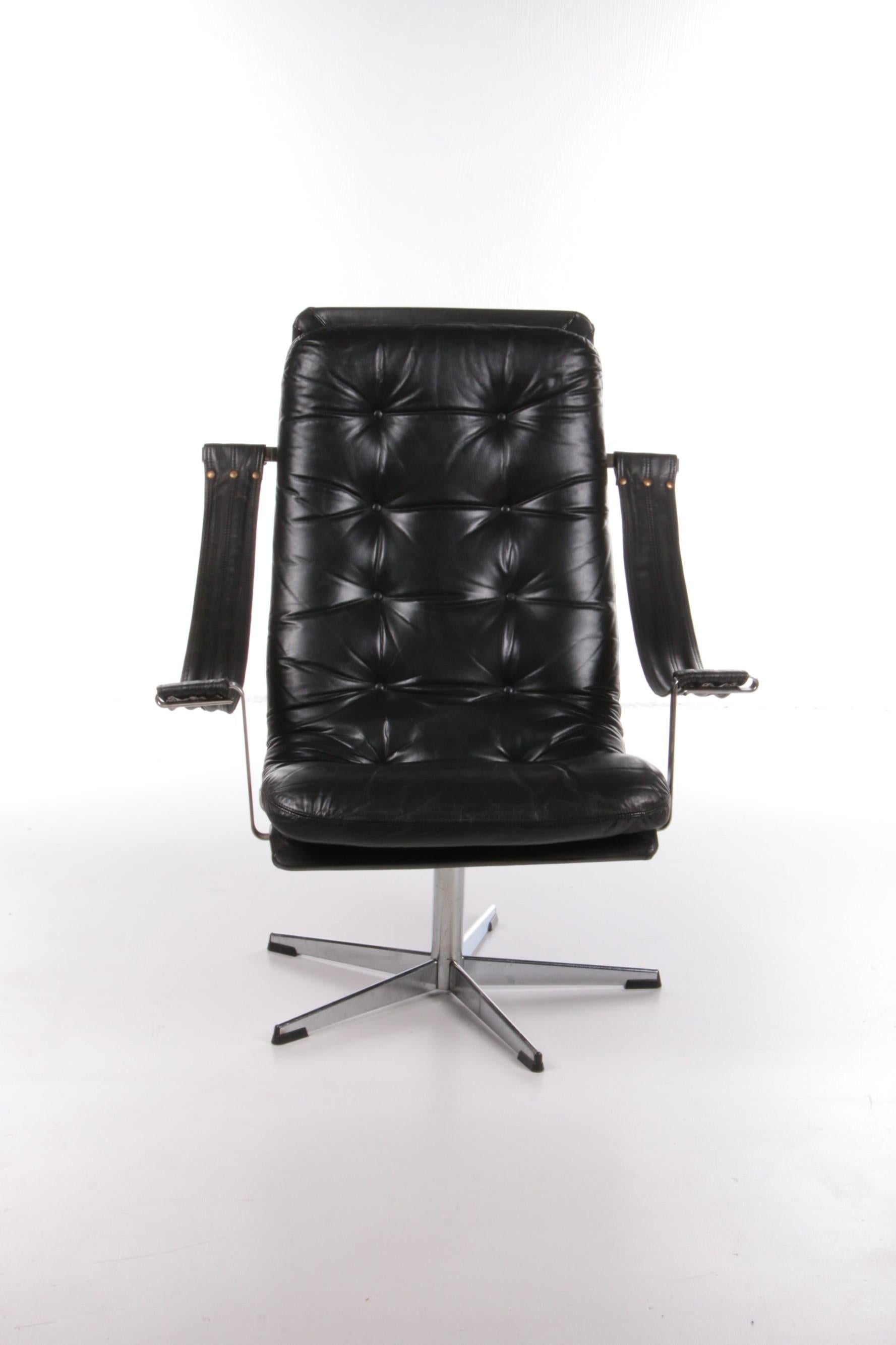 A special swivel armchair made of black cowhide leather. Designed by top designer Geoffrey Harcourt for Artifort. A nice detail of this armchair is that the hanging armrests are made of leather. This ensures a comfortable and lazy seat.

The