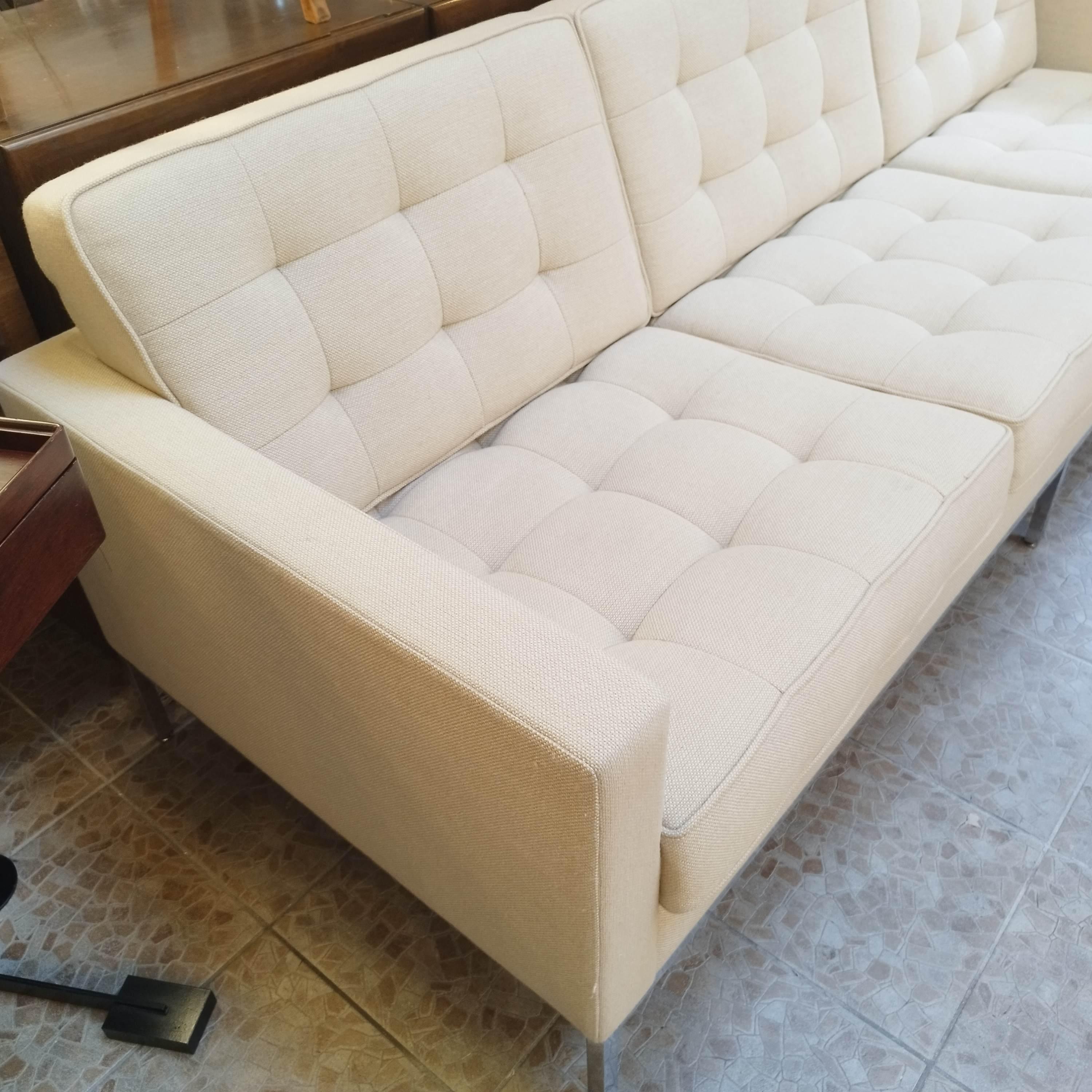 El sofá Florence Relax de Florence Knoll para Knoll marcó un punto de inflexión en el diseño de mobiliario estadounidense, adaptando ciertos conceptos de la Bauhaus a la realidad americana de los años cincuenta. Durante más de 70 años, este modelo