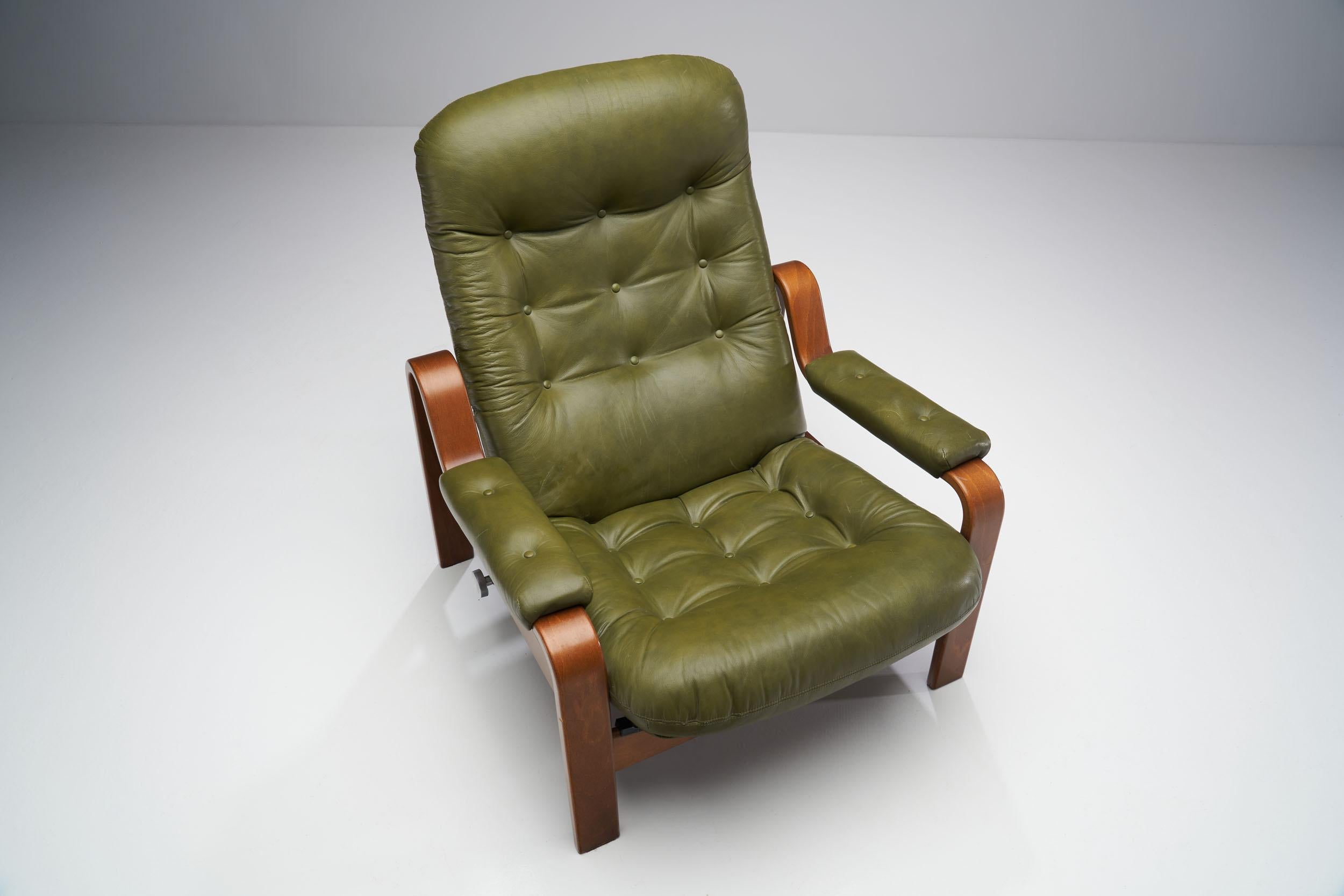 “Relax II” Chair and a Foot Stool by Göte Möbler Nassjö AB, Sweden, 1970 In Good Condition In Utrecht, NL