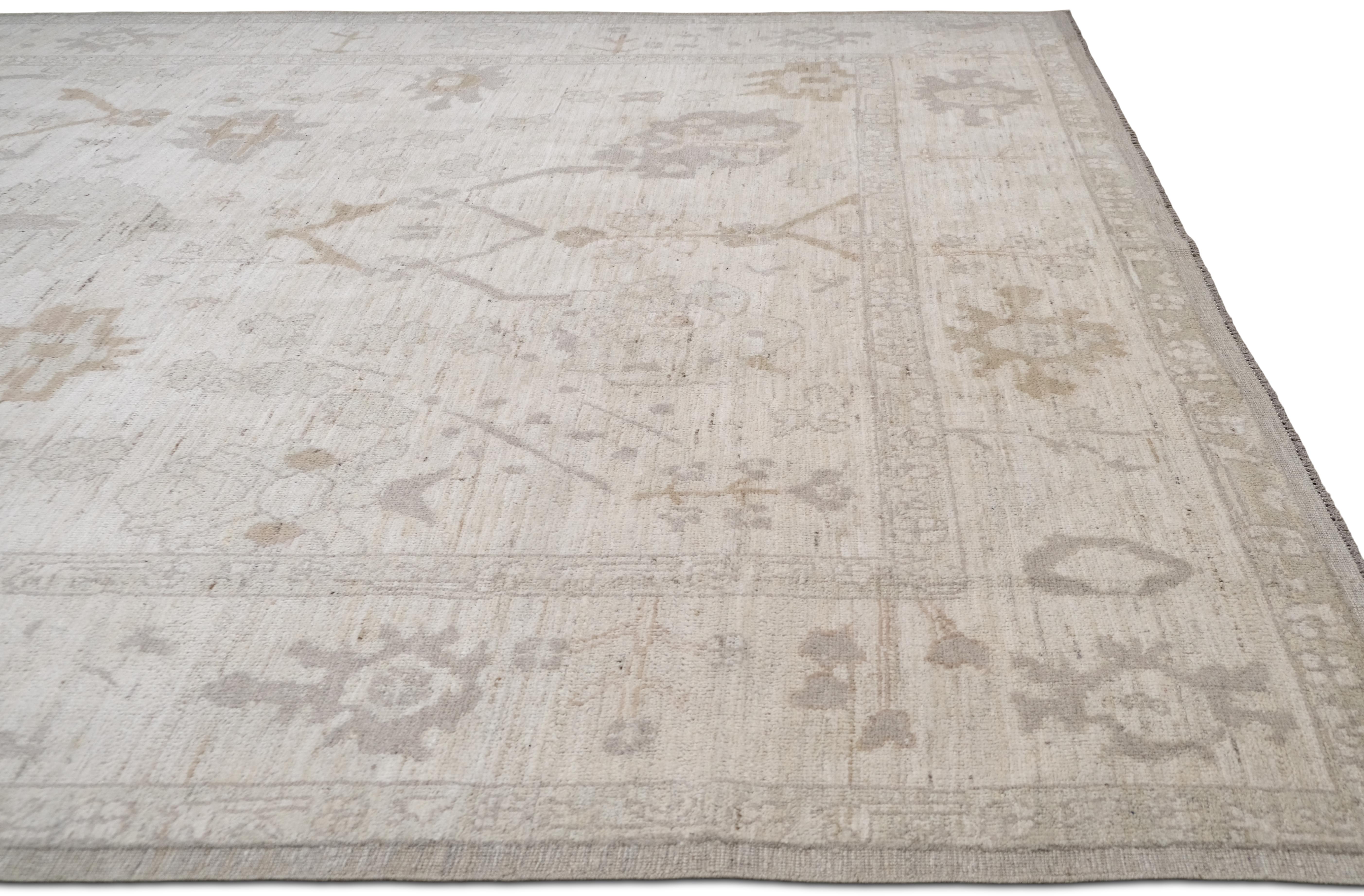 Ce superbe motif Oushak en laine nouée à la main reflète la beauté et l'élégance des tapis traditionnels. Mesurant un impressionnant 10'2