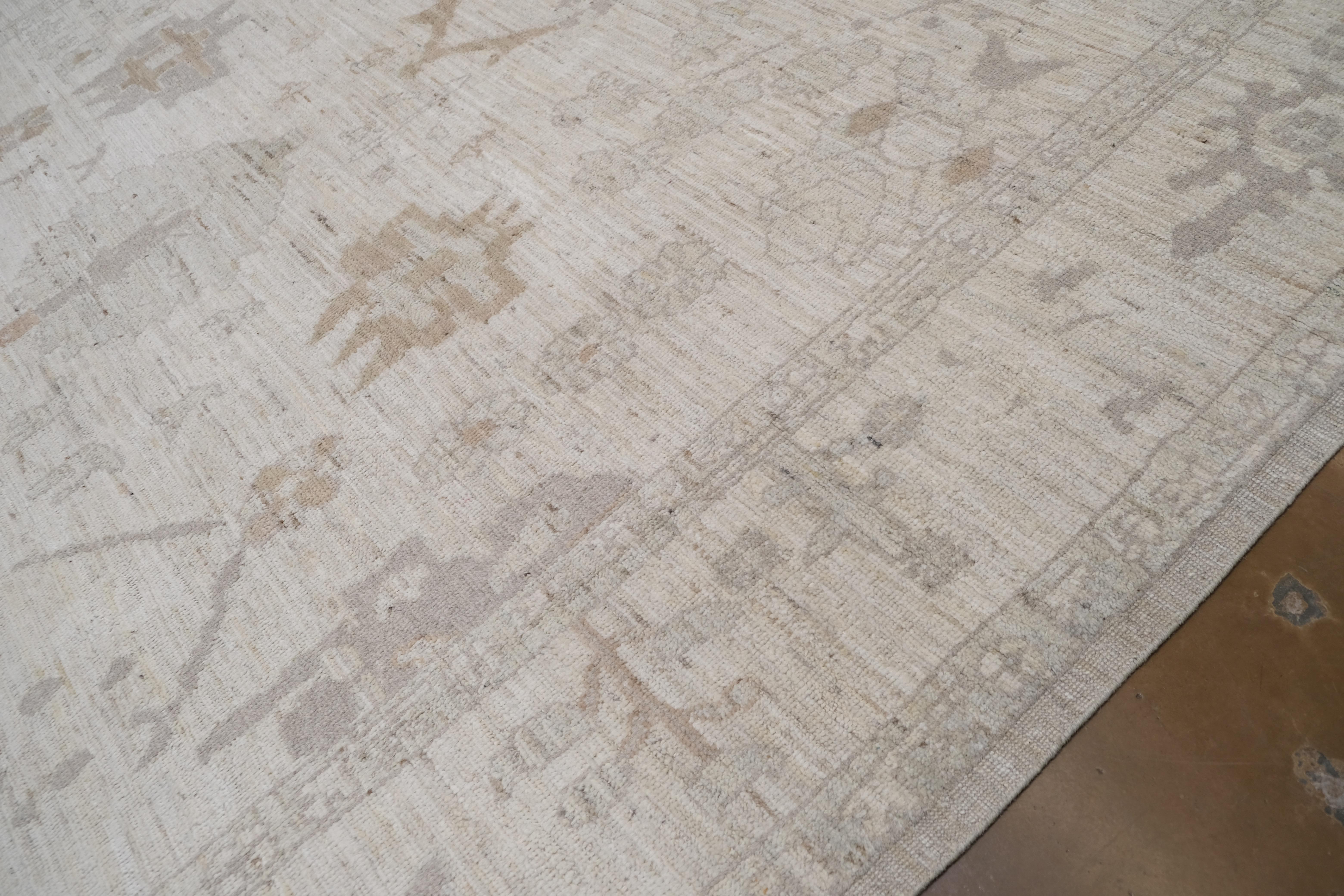 Noué à la main Tapis unique en laine d'Oushak à motif décontracté 10'2''x14'3'' en vente