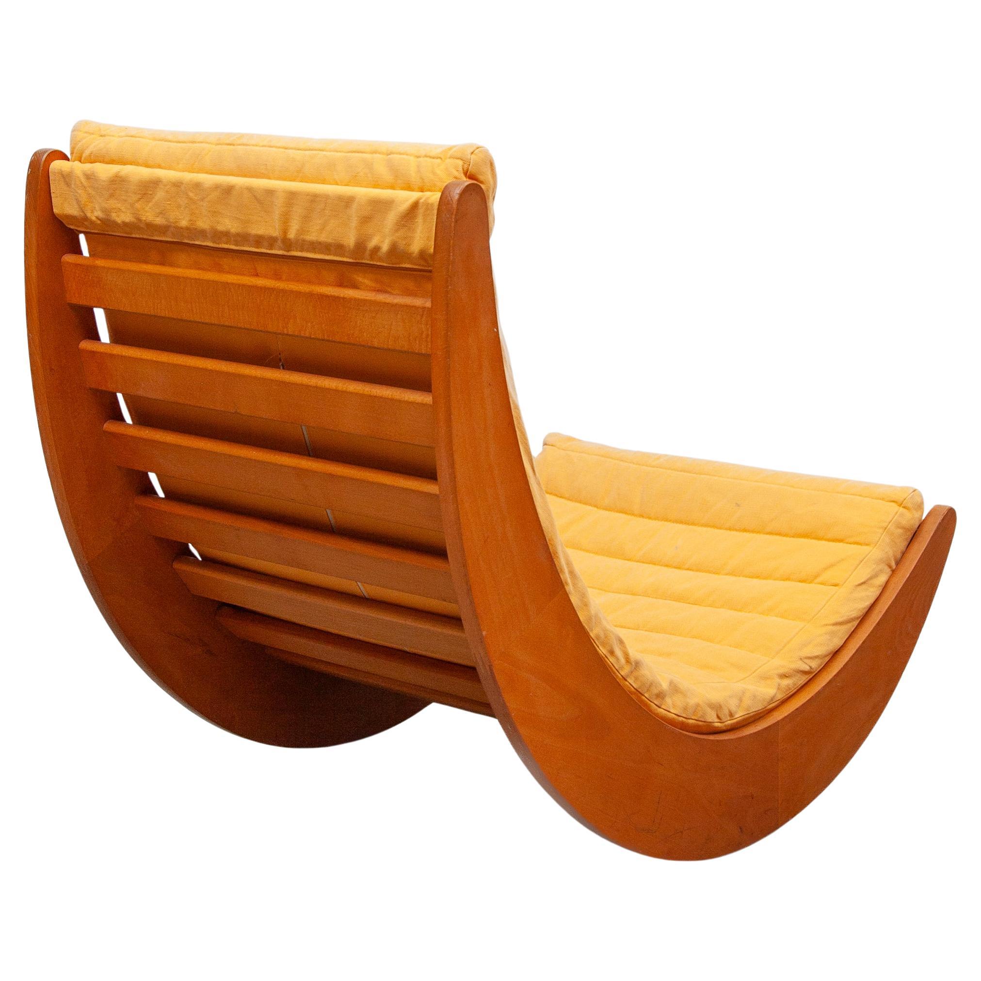 Rilassante originale di Verner Panton. Progettato nel 1974 e prodotto da Rosenthal Studio-line in Germania. Etichettato. Struttura solida in Woodeche con cuscino in tessuto di cotone giallo originale. Una sedia wauw scultorea per rilassarsi.
