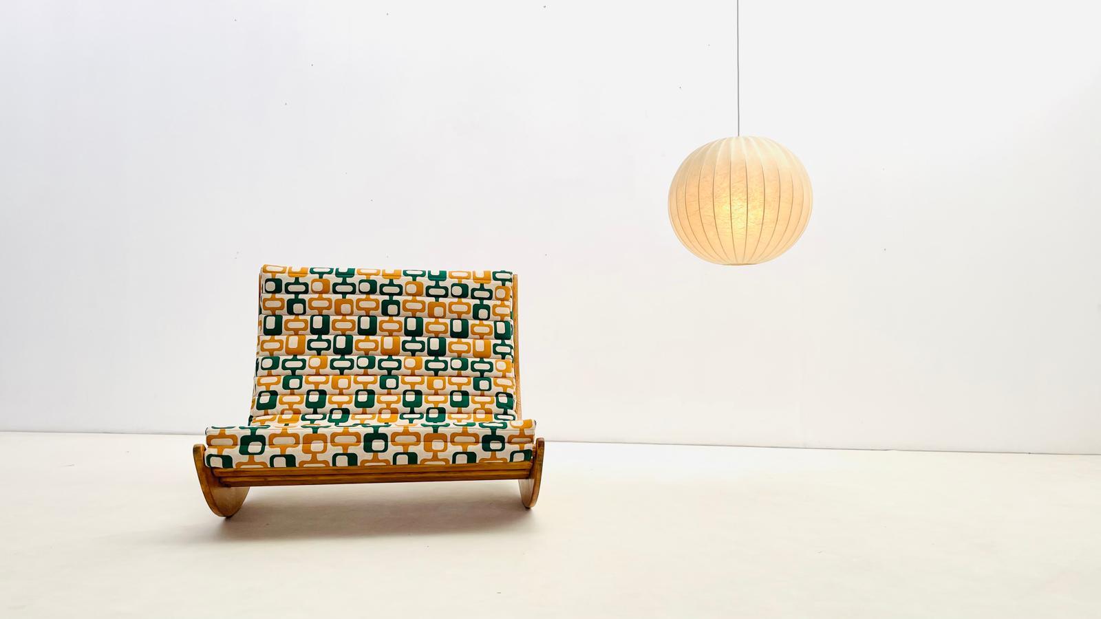 Le Relaxe 2 de Verner Panton est l'un de ses meubles innovants qui incarne le design moderne du milieu du siècle avec une touche ludique. Sa largeur de 100 cm rend le Relaxer 2 encore plus confortable que son petit frère (60 cm).

Cette chaise