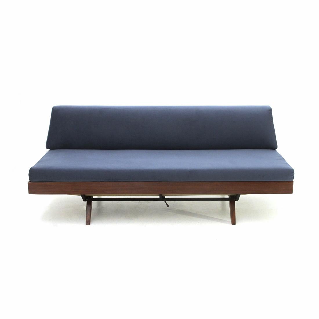 Sofa produced in the 1950s by Busnelli.
Structure in black painted metal
Seat formed by a teak frame, metal mesh adjustable in different positions, fiberglass container.
Padded and lined cushion.
Padded and lined wooden back.
Feet in metal