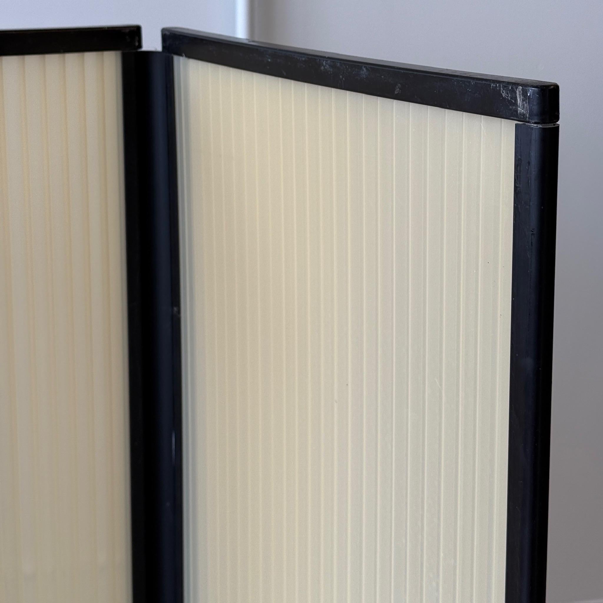 c. 1980s. Plastica arancione ondulata con finiture in plastica nera. Prodotto da Herman Miller in Michigan. 

