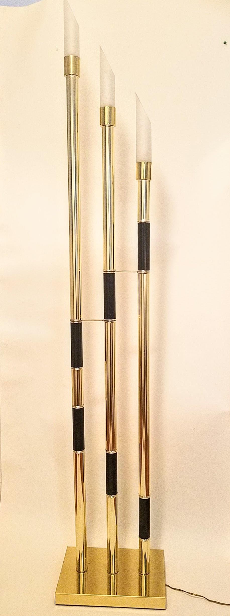 Le lampadaire italien Relco possède trois tubes en laiton poli qui sont décorés d'anneaux de laque noire. Le lampadaire est équipé d'un gradateur en ligne et de trois abat-jour en verre dépoli de 9 pouces. Fabriqué à Milan, en Italie, au milieu des