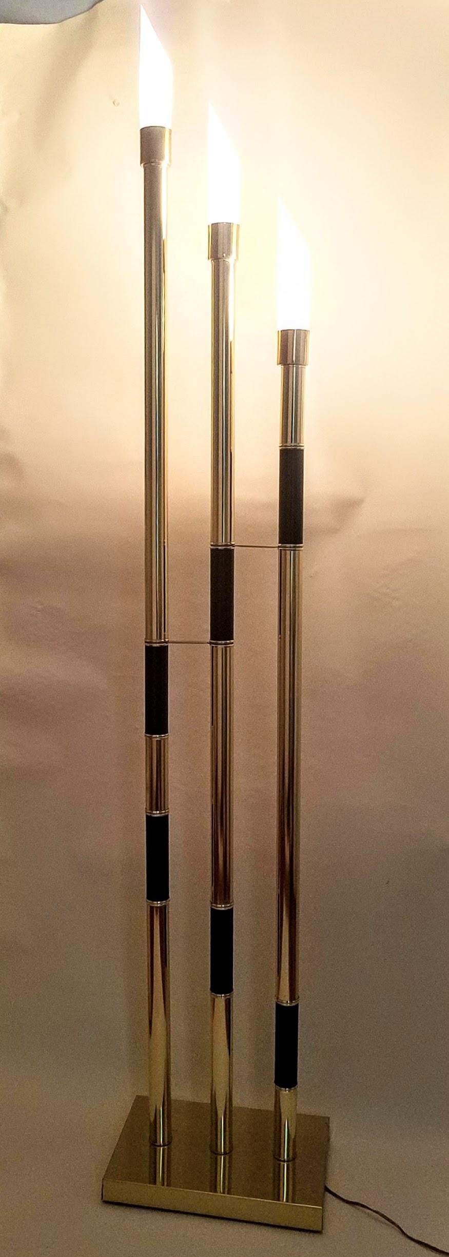Mid-Century Modern Lampadaire italien du milieu du siècle dernier Relco à triple tube en laiton et verre dépoli 1985 en vente