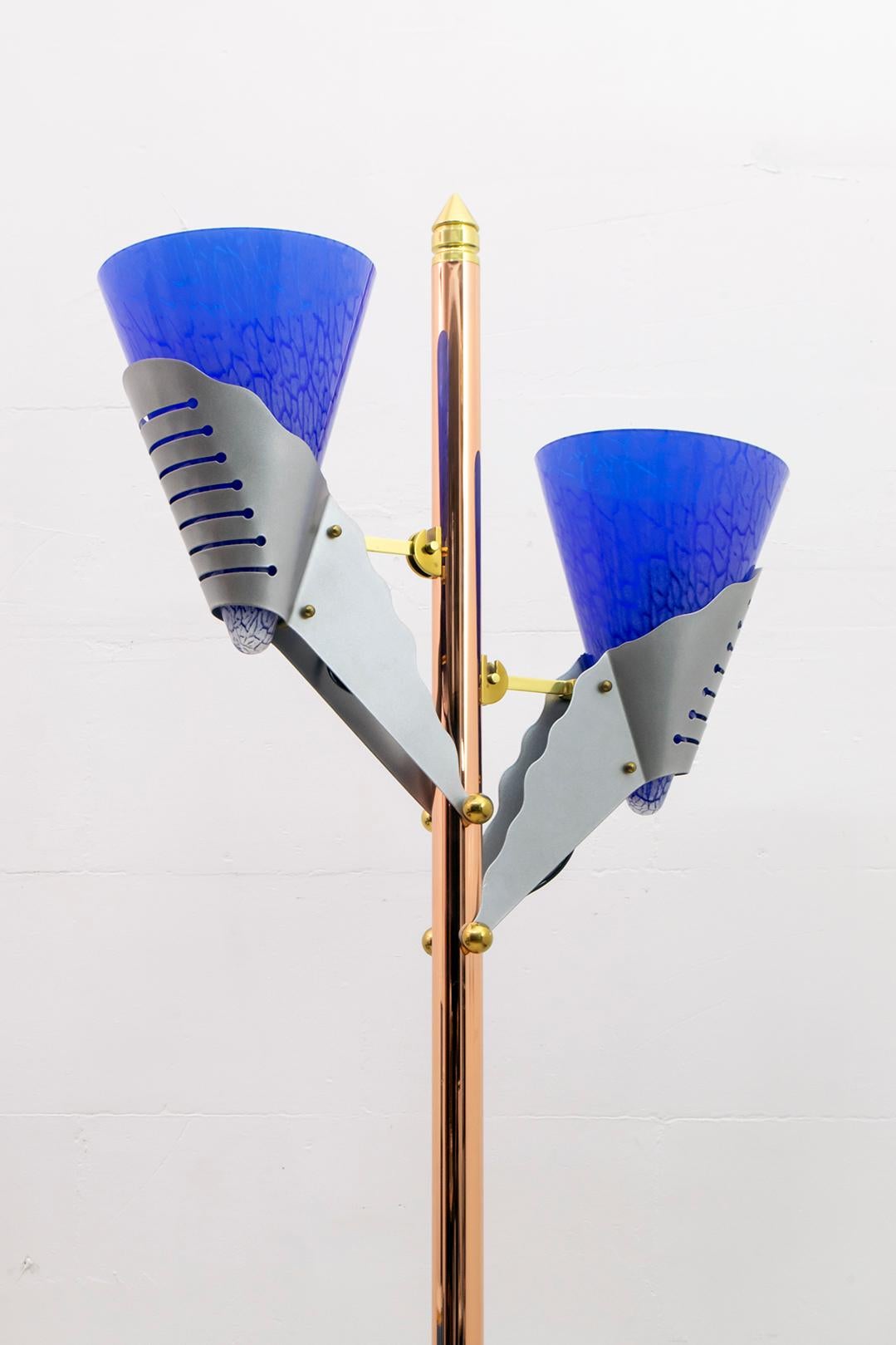 Lampadaire moderniste, créé par la célèbre société milanaise Relco. La lampe est en métal et cuivre, les deux cônes en verre soufflé de Murano, les finitions en laiton. Un variateur règle l'intensité de la lumière, marqué par Relco Milano.