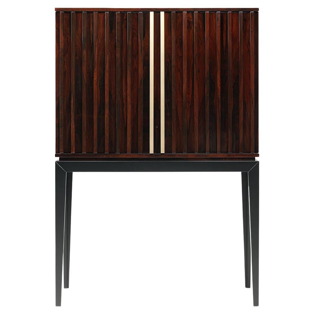 The Relevo bar cabinet is a must-have for any living room. With a modern design and incomparable quality, it will not go unnoticed in your room. The slatted structure detail and the metal handles, in brass or stainless steel, gives it a strong