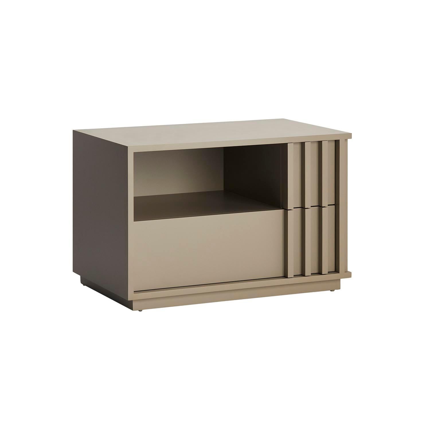 Relevo est une table de chevet moderne et sobre en bois laqué, équipée d'un meuble ouvert et de deux tiroirs revêtus de daim. Relevo est également disponible en bois plaqué.

Représenté en structure laquée brillante de couleur CM8.
 