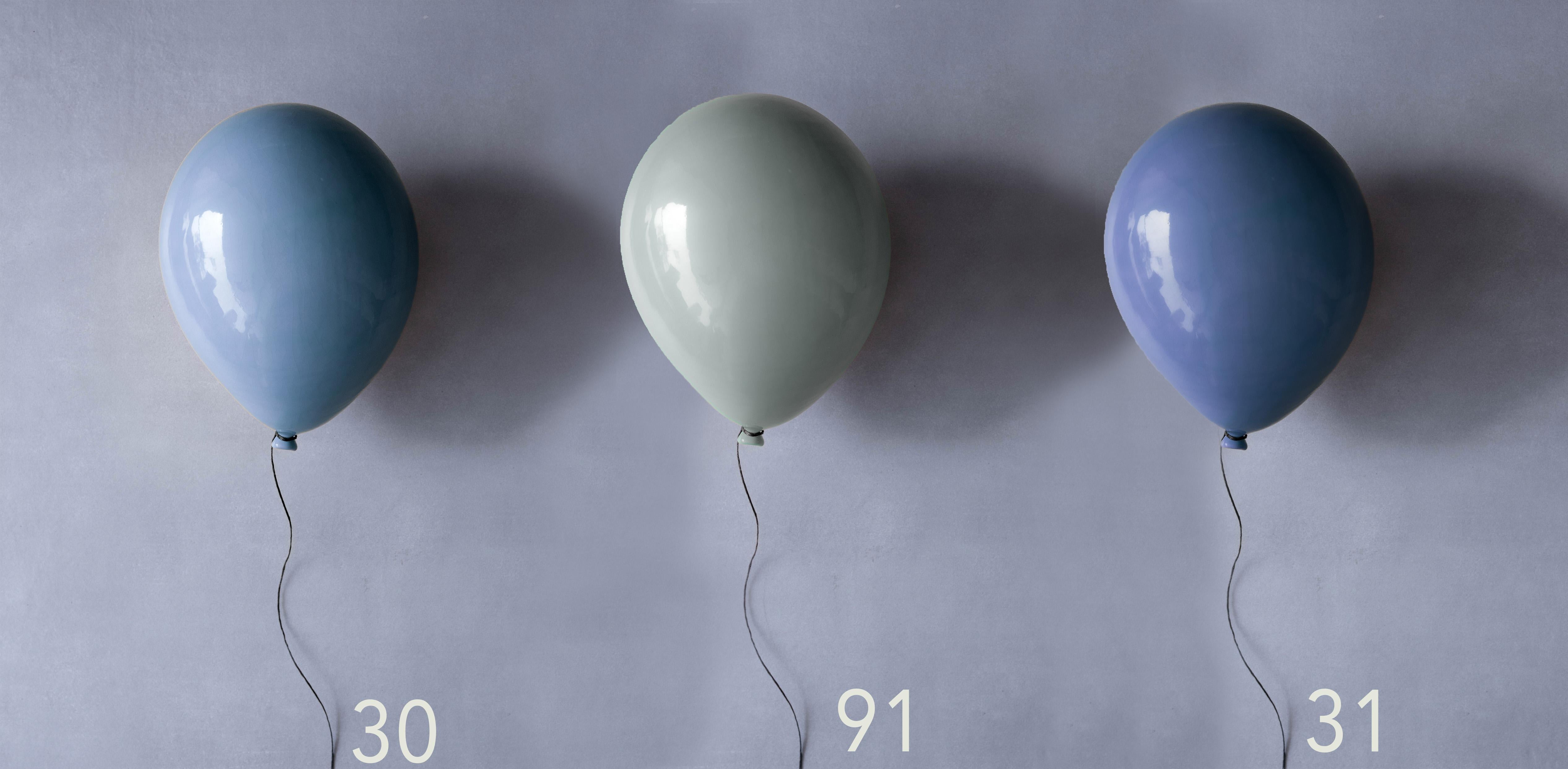 2 sculture di palloncini in ceramica lucida Blue Dawn realizzate a mano per pareti e soffitti - Sculpture di Reli Smith and Osnat Yaffe Zimmerman