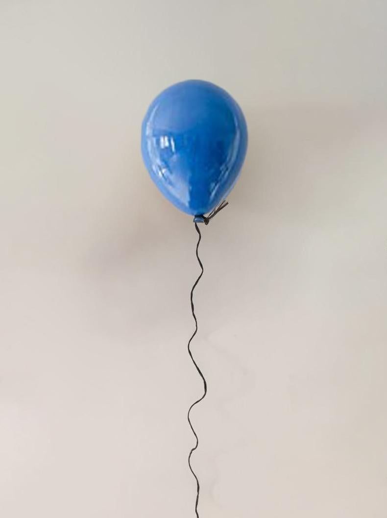 Blaue, glänzende Keramikballonskulptur, handgefertigt für die Wand, Deckeninstallation