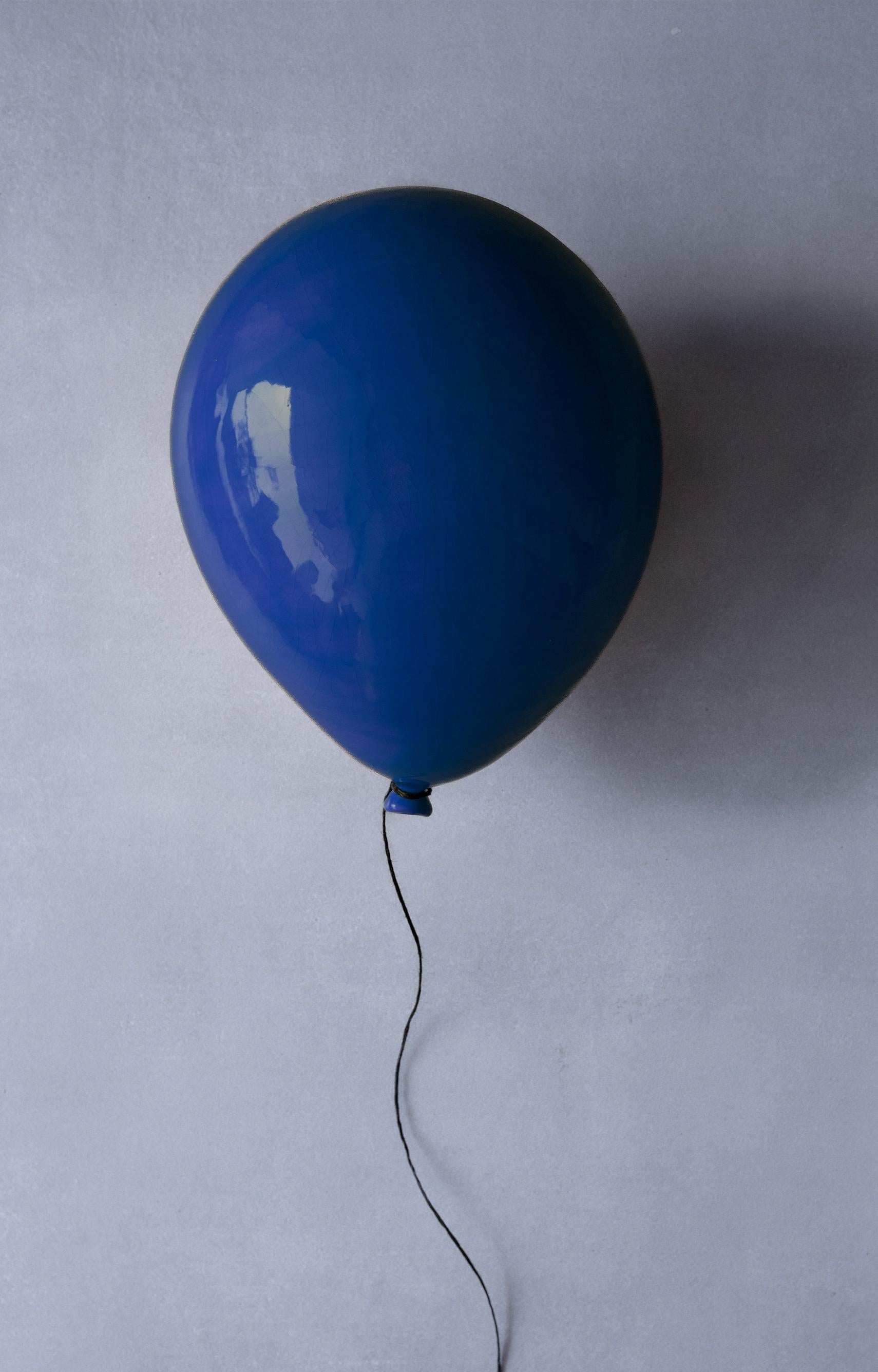 Reli Smith and Osnat Yaffe Zimmerman Figurative Sculpture – Blaue, glänzende Keramikballonskulptur von Cara-bien, handgefertigt für Wand und Decken