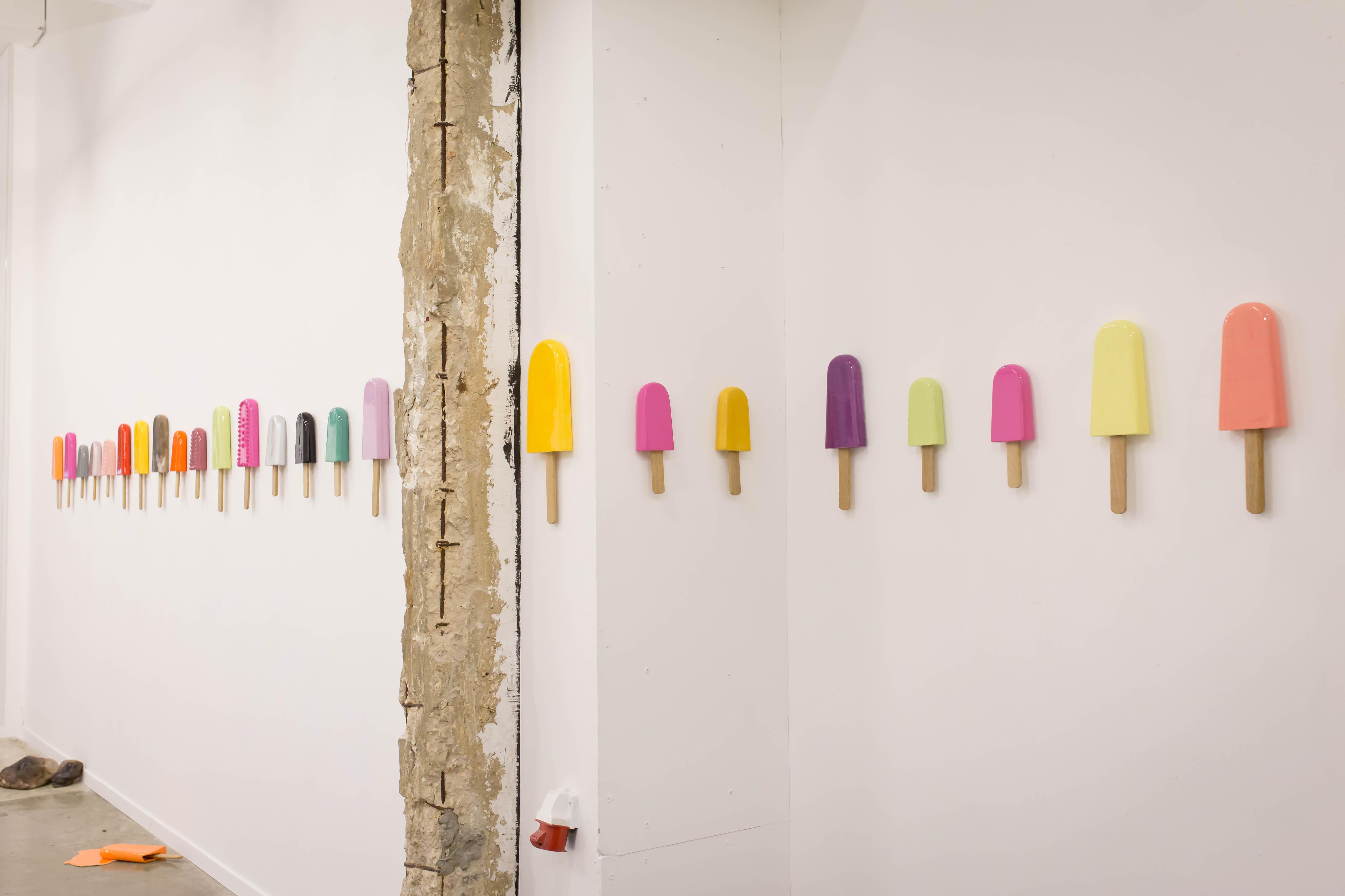Scultura di ghiaccioli in ceramica lucida in una vasta gamma di colori - Sculpture di Reli Smith and Osnat Yaffe Zimmerman