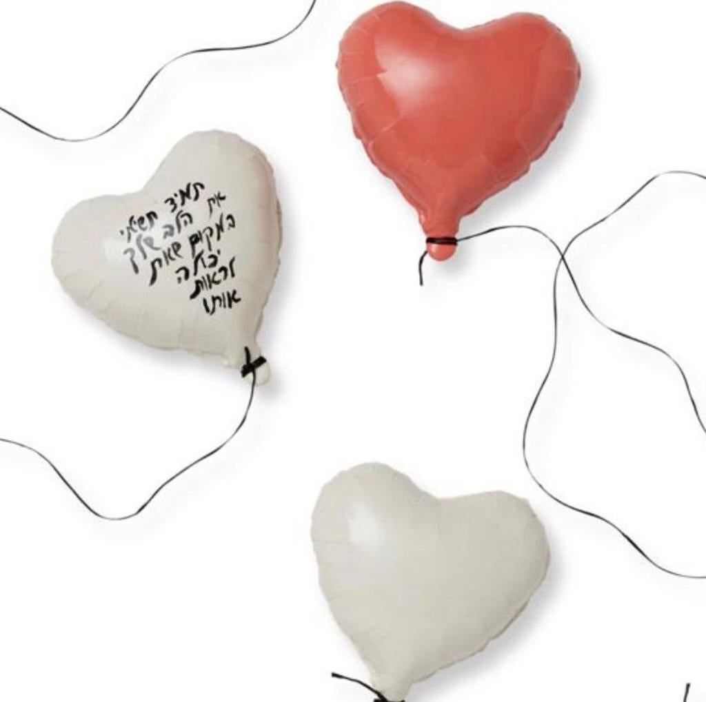Good Eye glossy ceramic heart balloon sculpture handmade for wall installation For Sale 1