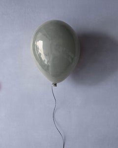 Scultura di palloncini in ceramica grigia lucida fatta a mano per parete, soffitto