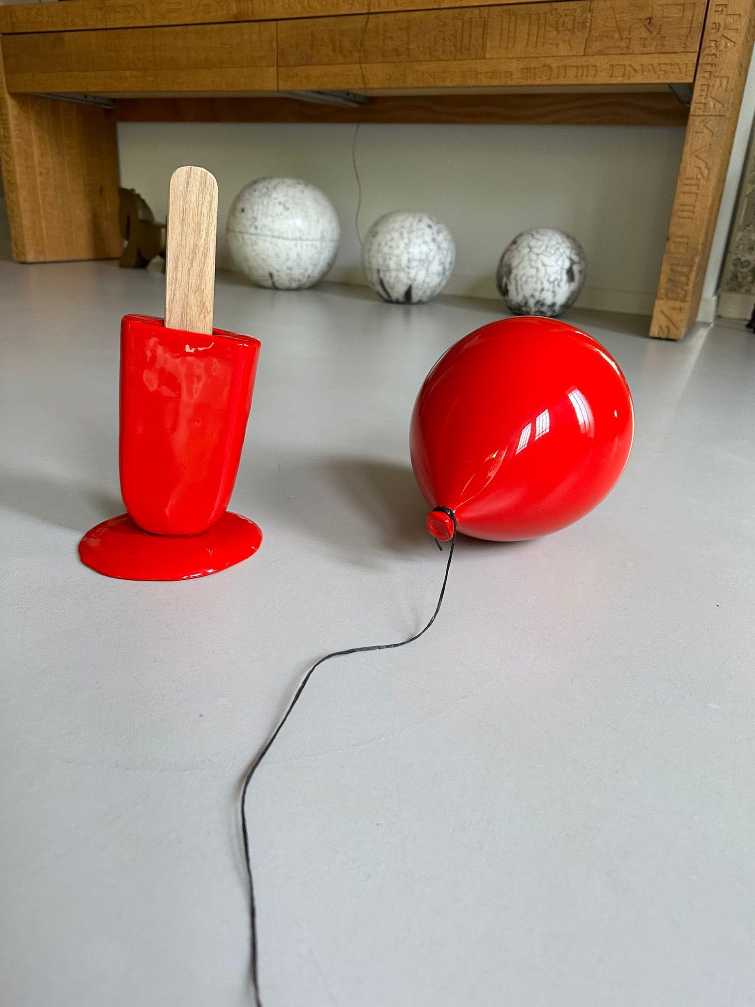 Scultura di palloncini rossi ad alta lucentezza realizzata a mano per parete e soffitto - Sculpture di Reli Smith and Osnat Yaffe Zimmerman