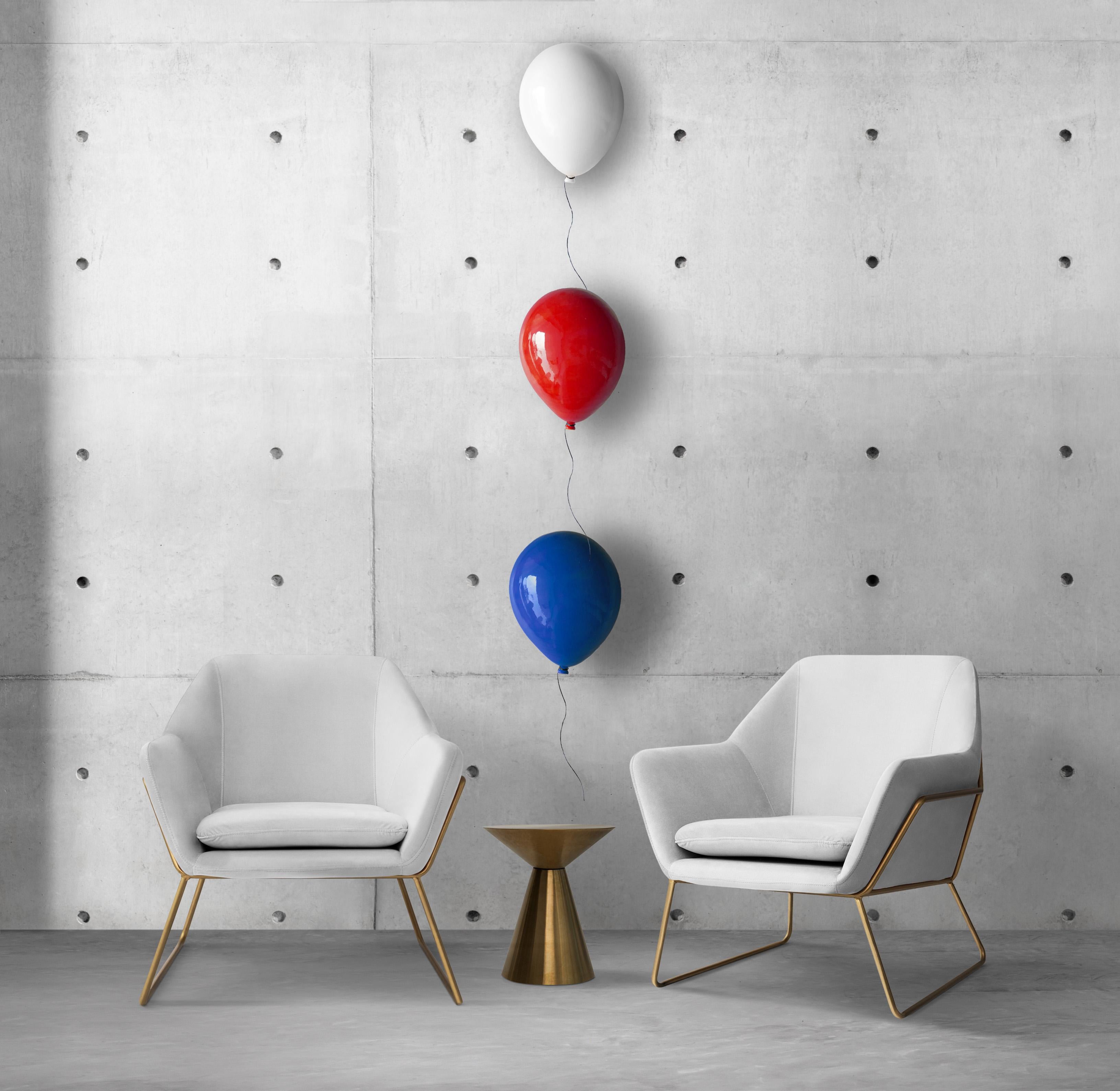 Scultura di palloncini rossi ad alta lucentezza realizzata a mano per parete e soffitto - Sculpture Contemporaneo di Reli Smith and Osnat Yaffe Zimmerman