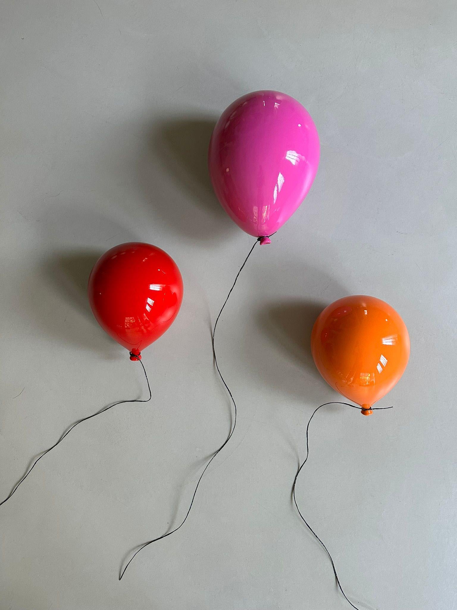 Scultura di palloncini rossi ad alta lucentezza realizzata a mano per parete e soffitto - Figurative Sculpture Nero di Reli Smith and Osnat Yaffe Zimmerman