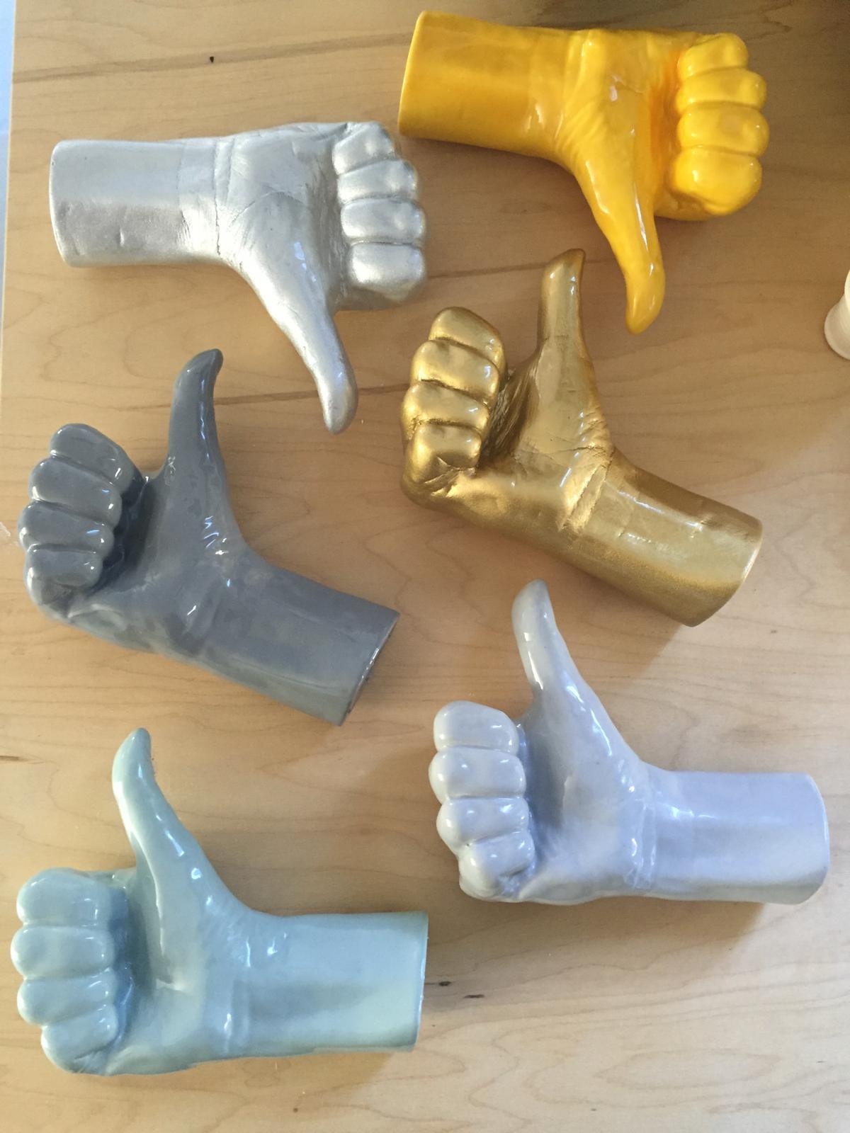 Hellgraue Keramik- Thumbs Up für Wand oder Decken – Sculpture von Reli Smith and Osnat Yaffe Zimmerman