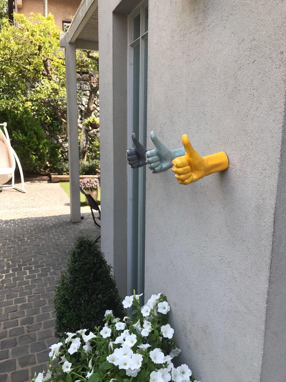 Hellgraue Keramik- Thumbs Up für Wand oder Decken (Zeitgenössisch), Sculpture, von Reli Smith and Osnat Yaffe Zimmerman