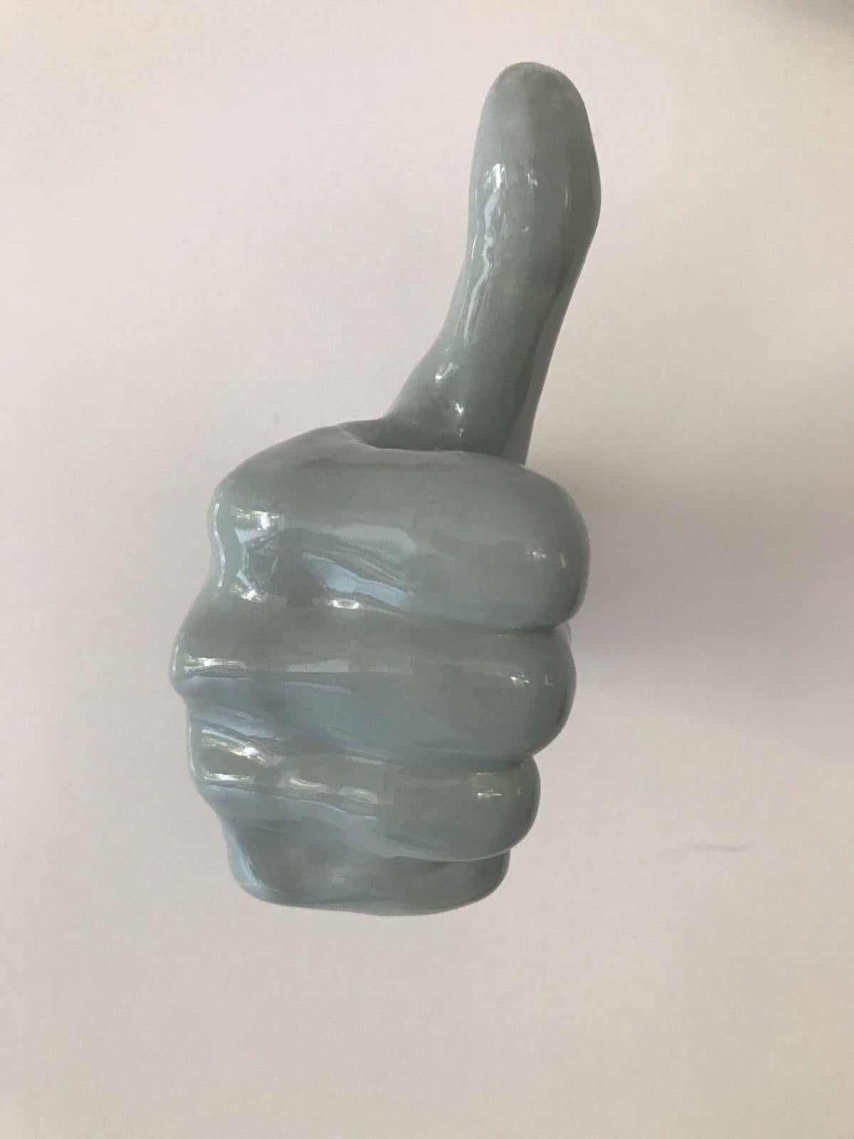 Reli Smith and Osnat Yaffe Zimmerman Abstract Sculpture – Hellgraue Keramik- Thumbs Up für Wand oder Decken