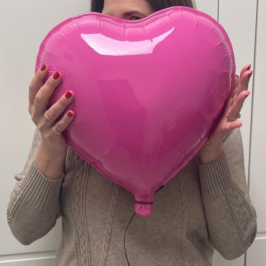 Ti presentiamo una scultura contemporanea e mozzafiato di palloncini a forma di cuore color magenta che trasforma qualsiasi spazio in una galleria d'amore e di lusso. Realizzato con precisione e passione, questo pezzo in edizione limitata si spinge