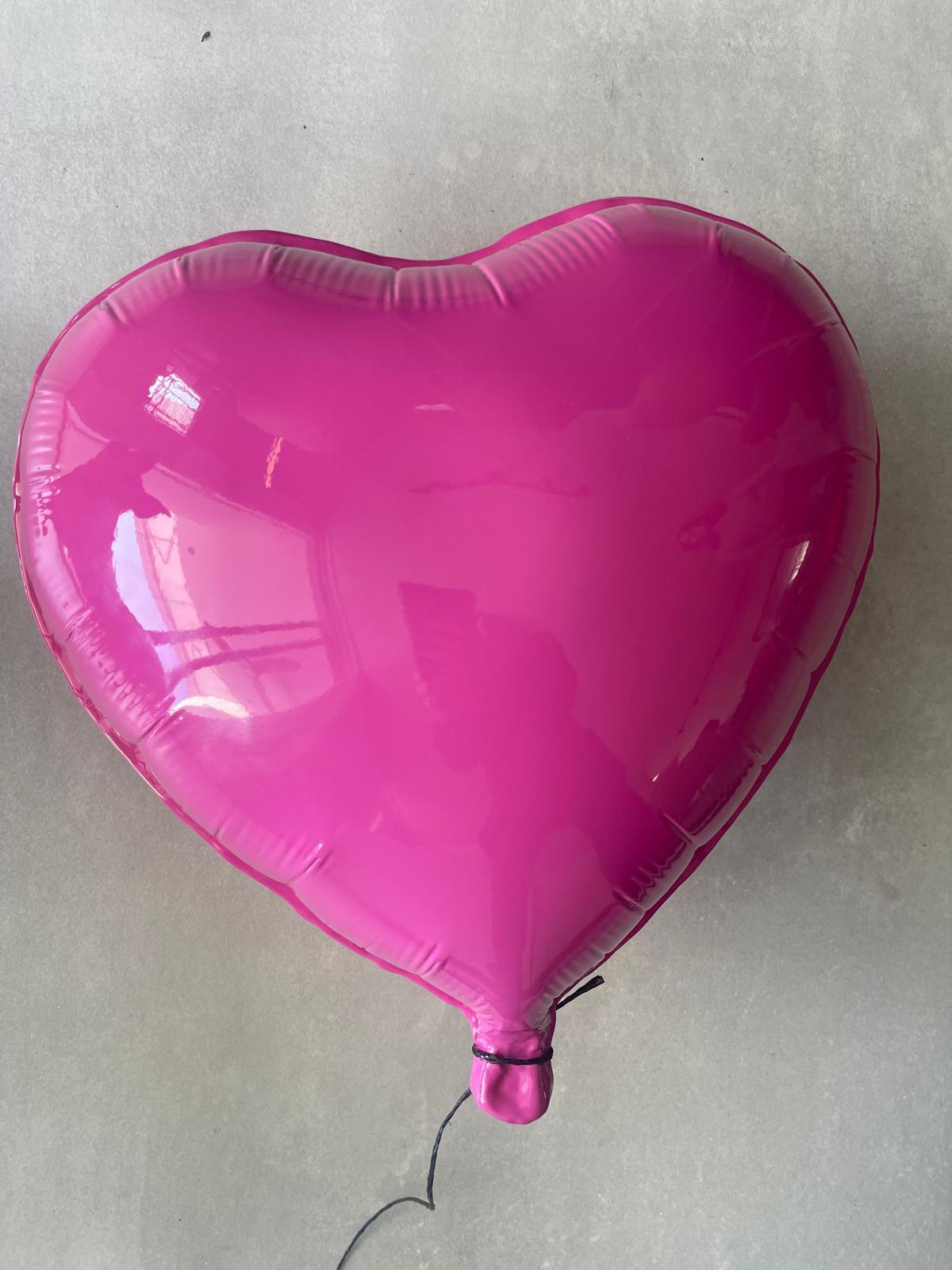 Scultura di cuore in ceramica lucida, Pop Art, arte contemporanea da parete in rosa - Sculpture di Reli Smith and Osnat Yaffe Zimmerman