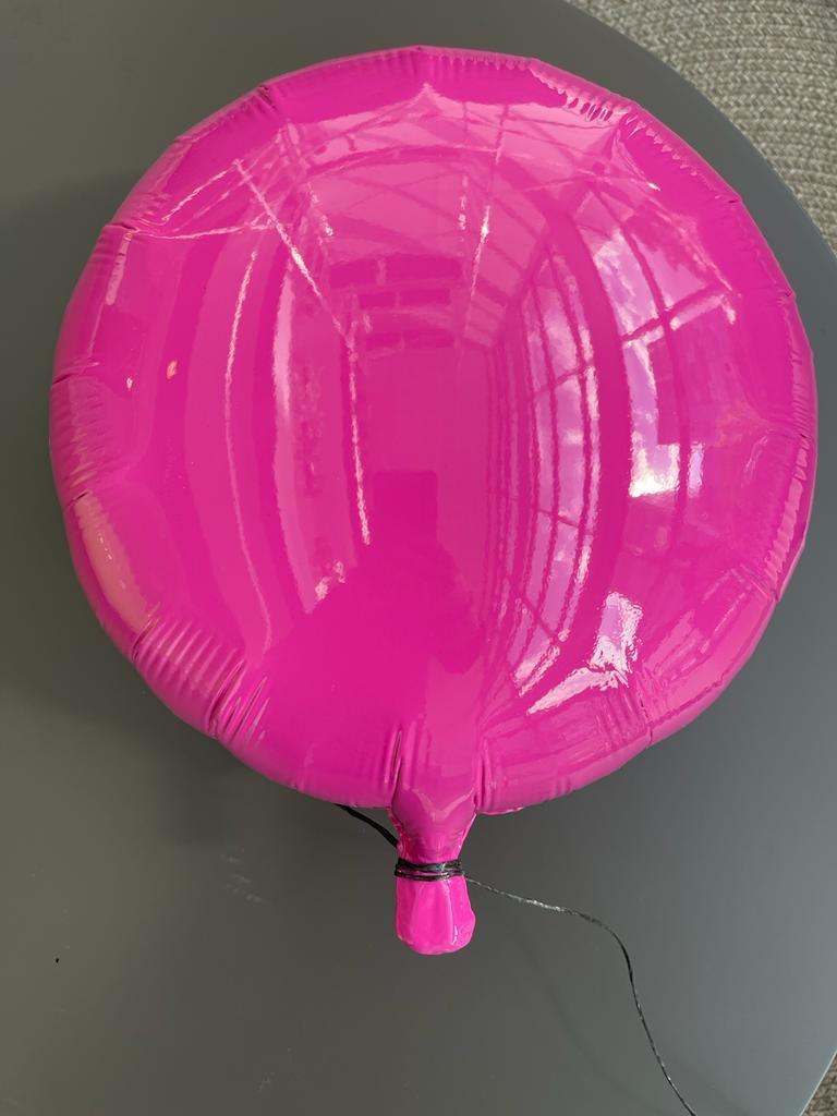 Scultura di palloncini ad elio in ceramica lucida rosa realizzata a mano per installazione a parete - Sculpture Contemporaneo di Reli Smith and Osnat Yaffe Zimmerman
