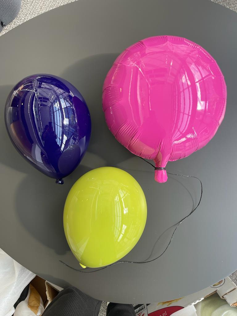 Scultura di palloncini ad elio in ceramica lucida rosa realizzata a mano per installazione a parete - Figurative Sculpture Grigio di Reli Smith and Osnat Yaffe Zimmerman