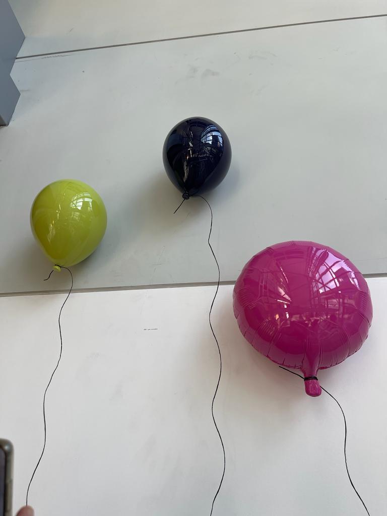 Questa scultura di palloncini ad elio in ceramica lucida rosa è un palloncino per la vita e un pezzo d'arte da collezione. Il suo colore lucido e vivace valorizza un ambiente sofisticato e allegro.
Realizzato a mano nel pittoresco villaggio di