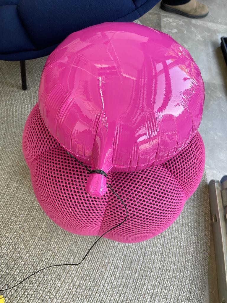 Scultura di palloncini ad elio in ceramica lucida rosa realizzata a mano per installazione a parete in vendita 1