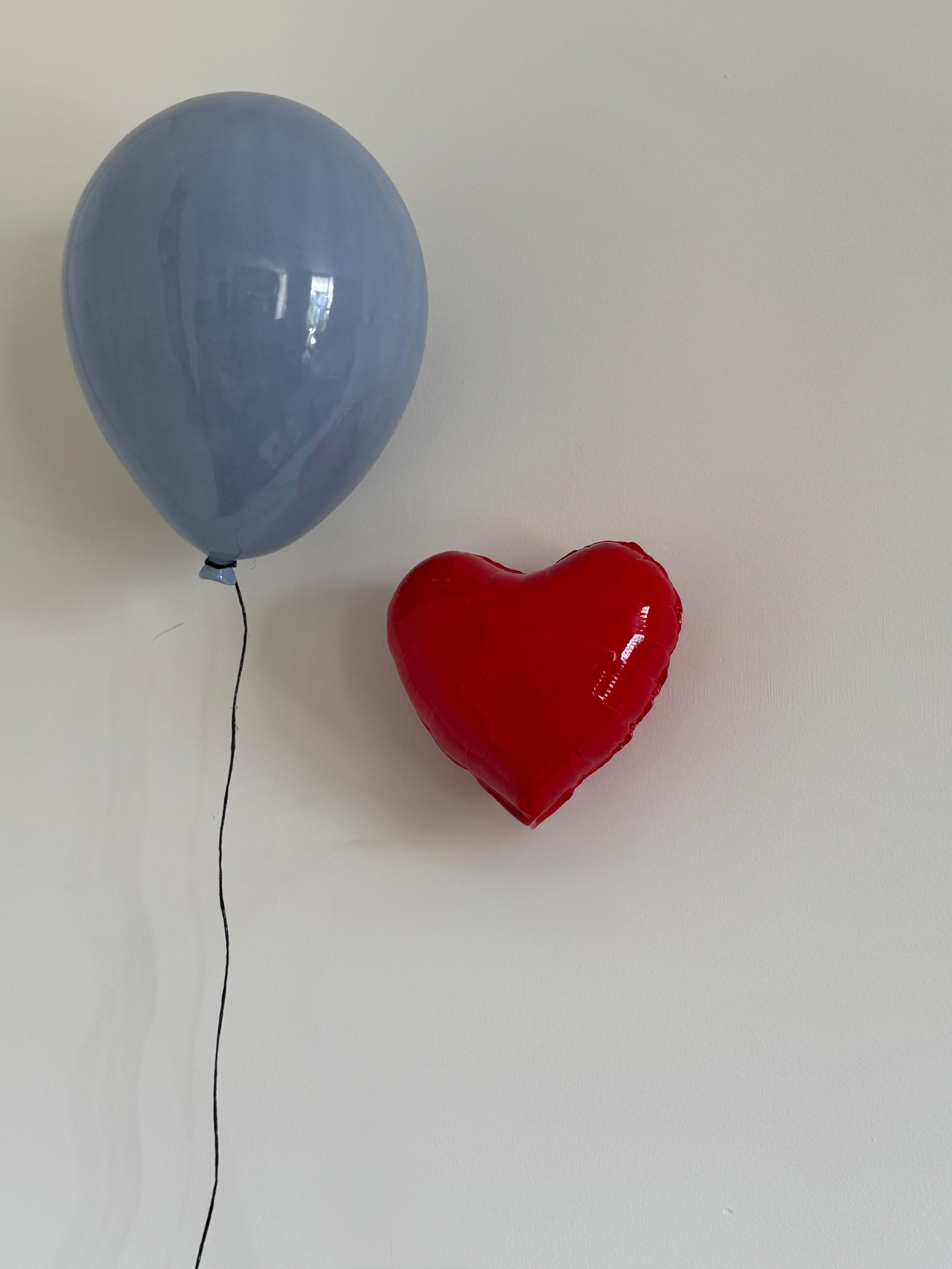 Rote glänzende Keramik-Herzballon-Skulptur, handgefertigt für Wandinstallation (Zeitgenössisch), Sculpture, von Reli Smith and Osnat Yaffe Zimmerman