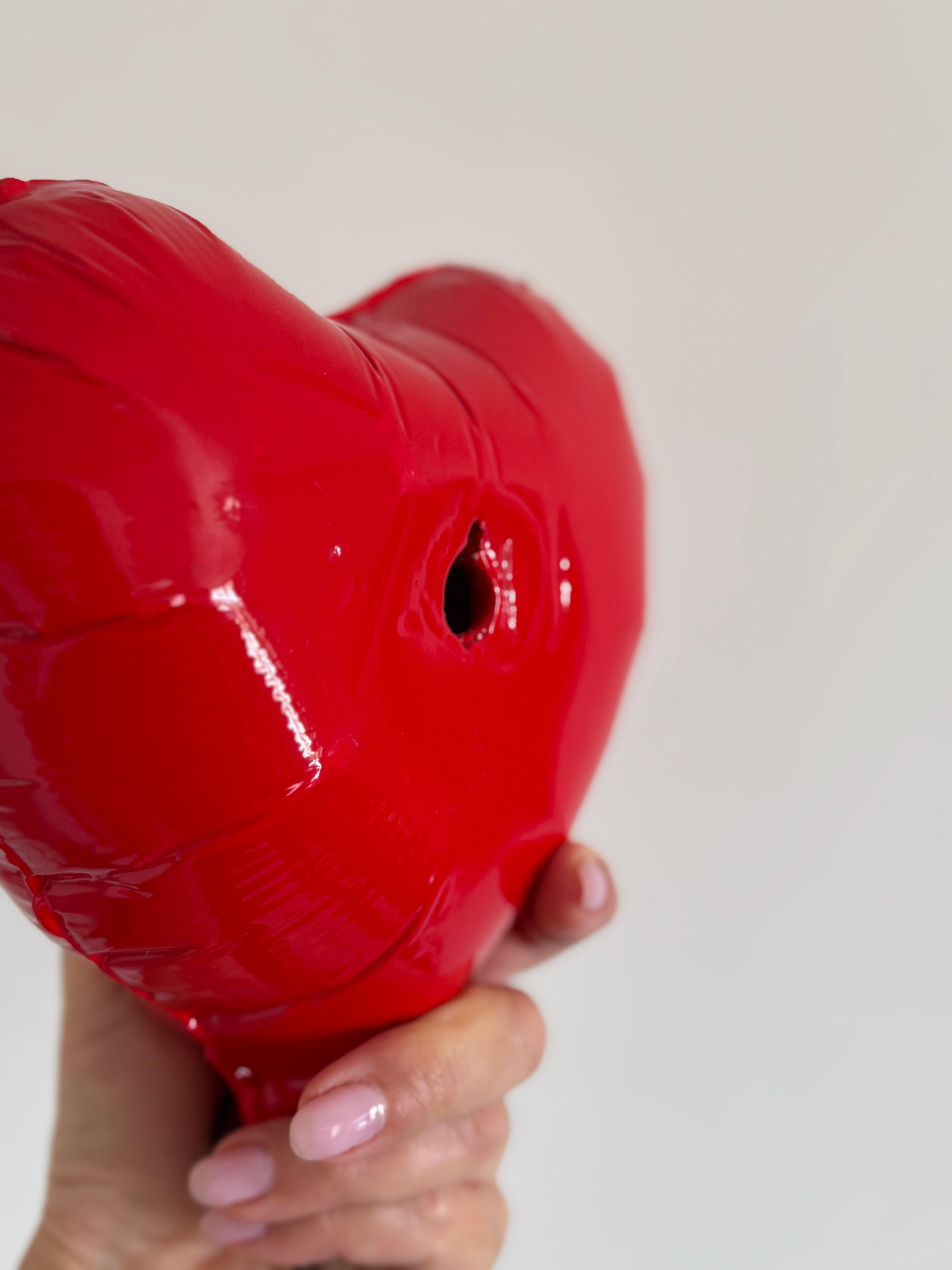 Rote glänzende Keramik-Herzballon-Skulptur, handgefertigt für Wandinstallation im Angebot 2