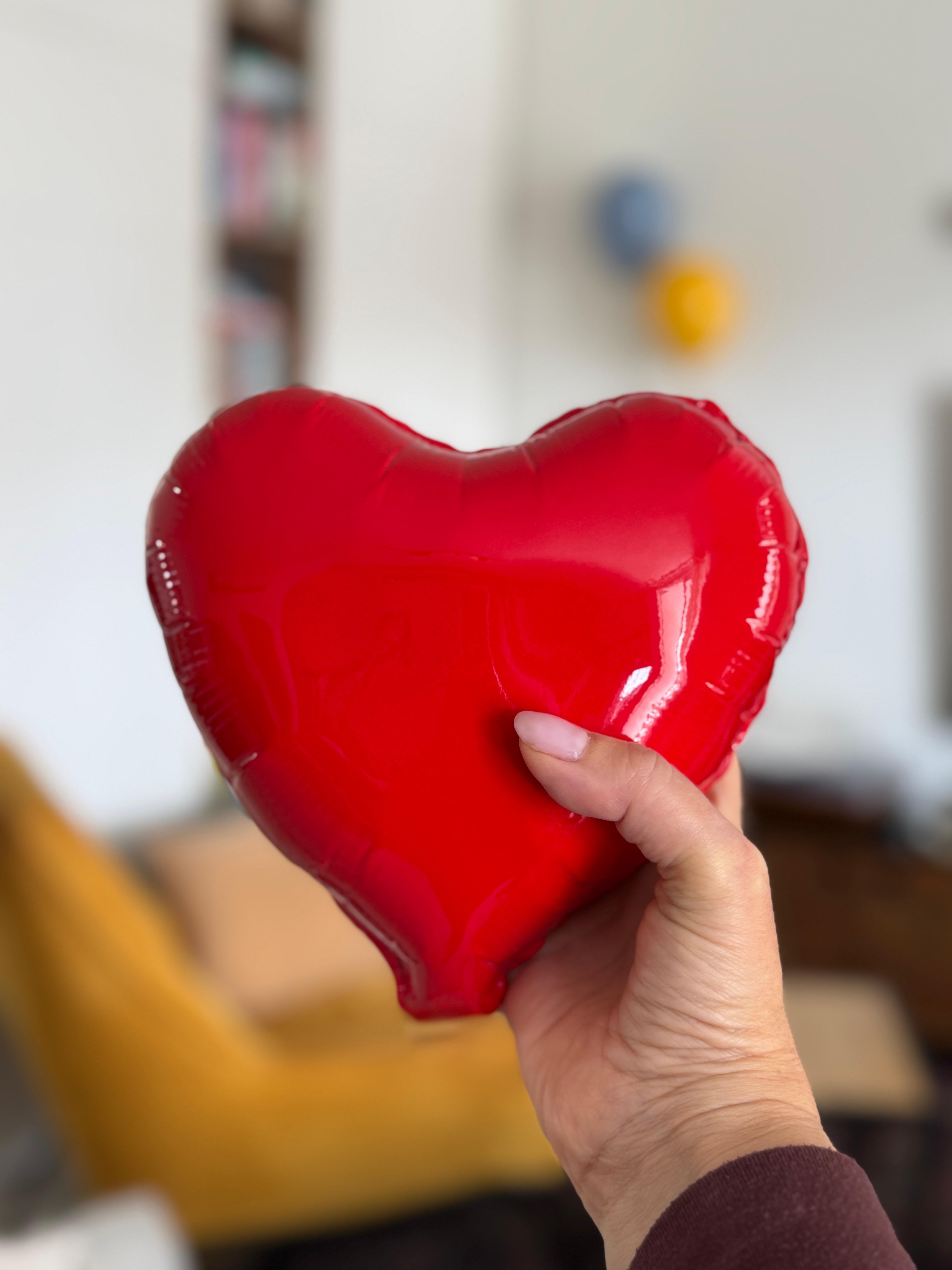 Rote glänzende Keramik-Herzballon-Skulptur, handgefertigt für Wandinstallation im Angebot 3