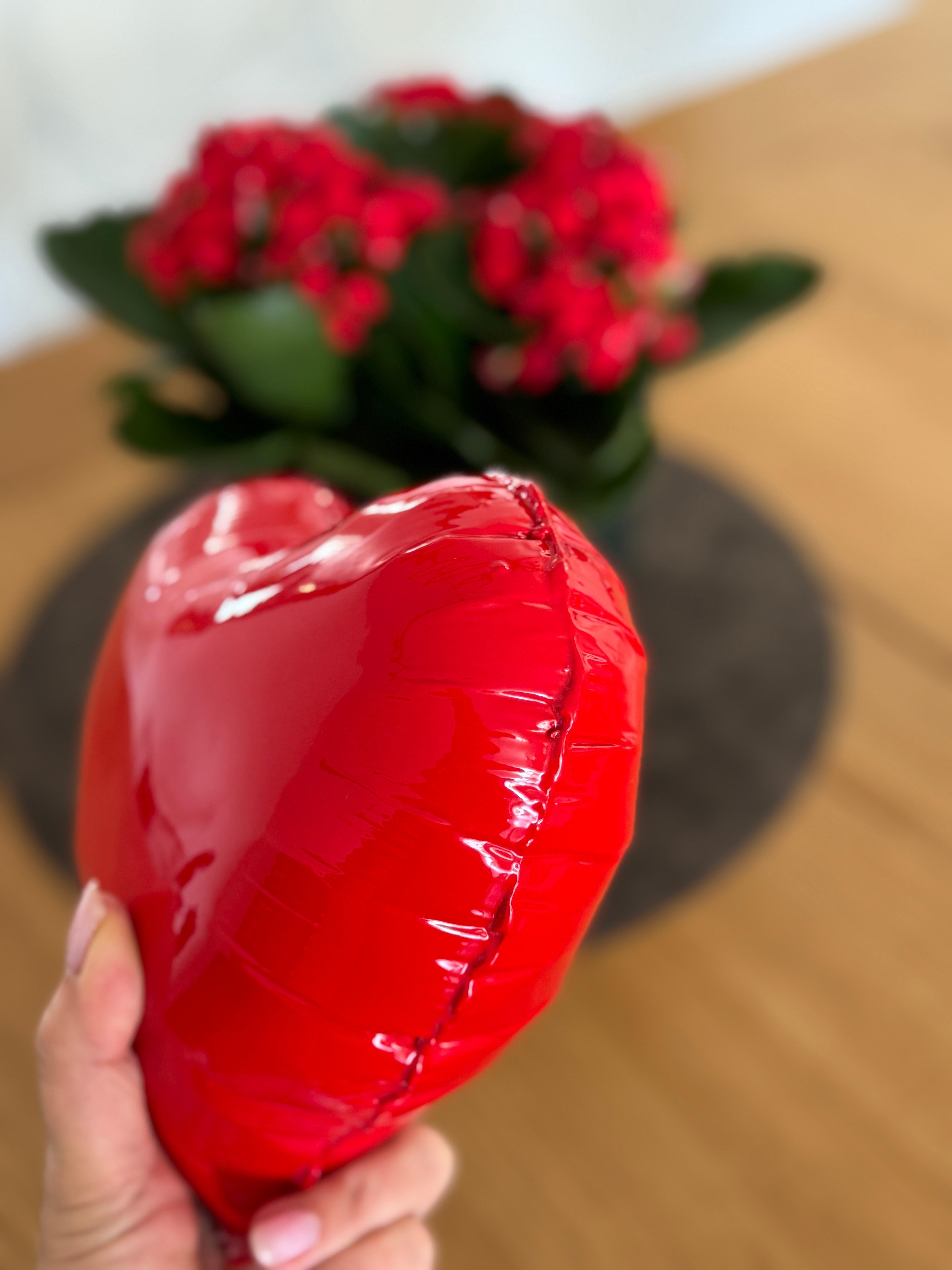 Rote glänzende Keramik-Herzballon-Skulptur, handgefertigt für Wandinstallation im Angebot 4