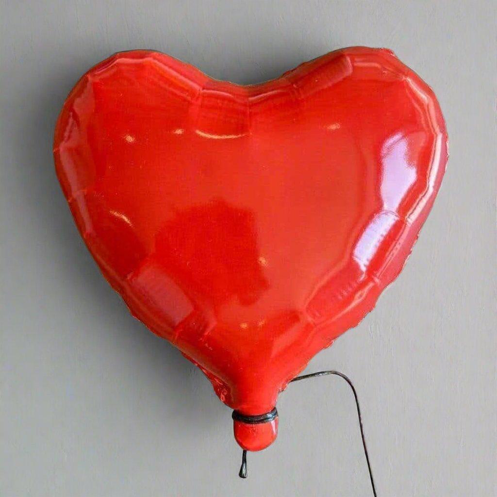 Reli Smith and Osnat Yaffe Zimmerman Figurative Sculpture – Rote glänzende Keramik-Herzballon-Skulptur, handgefertigt für Wandinstallation