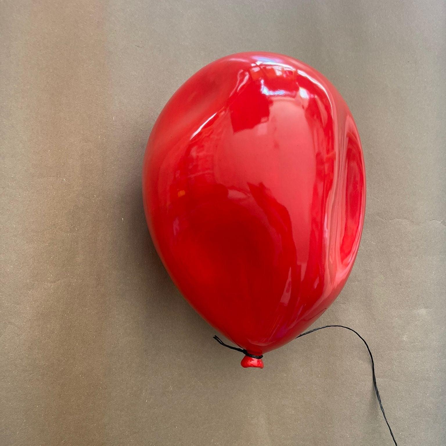 Scultura di palloncini rossi in ceramica sgonfiati e lucidi fatta a mano per parete, soffitto - Sculpture di Reli Smith and Osnat Yaffe Zimmerman