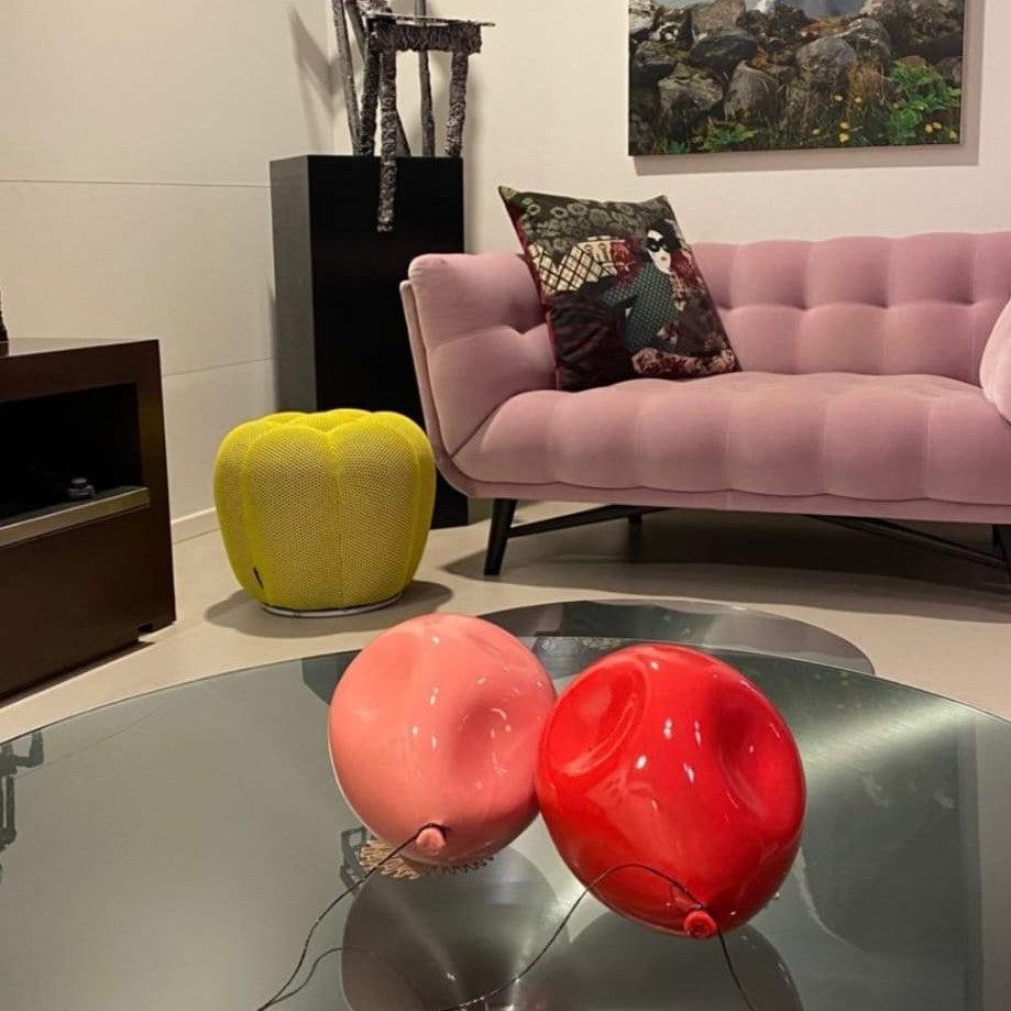 Scultura di palloncini rossi in ceramica sgonfiati e lucidi fatta a mano per parete, soffitto - Sculpture Contemporaneo di Reli Smith and Osnat Yaffe Zimmerman