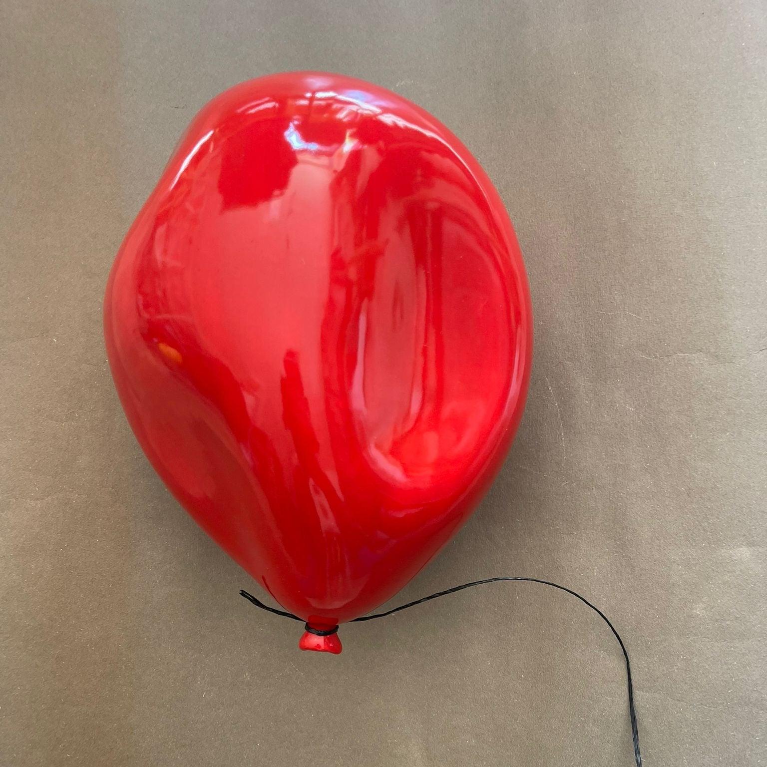 Scultura di palloncini rossi in ceramica sgonfiati e lucidi fatta a mano per parete, soffitto - Figurative Sculpture Marrone di Reli Smith and Osnat Yaffe Zimmerman
