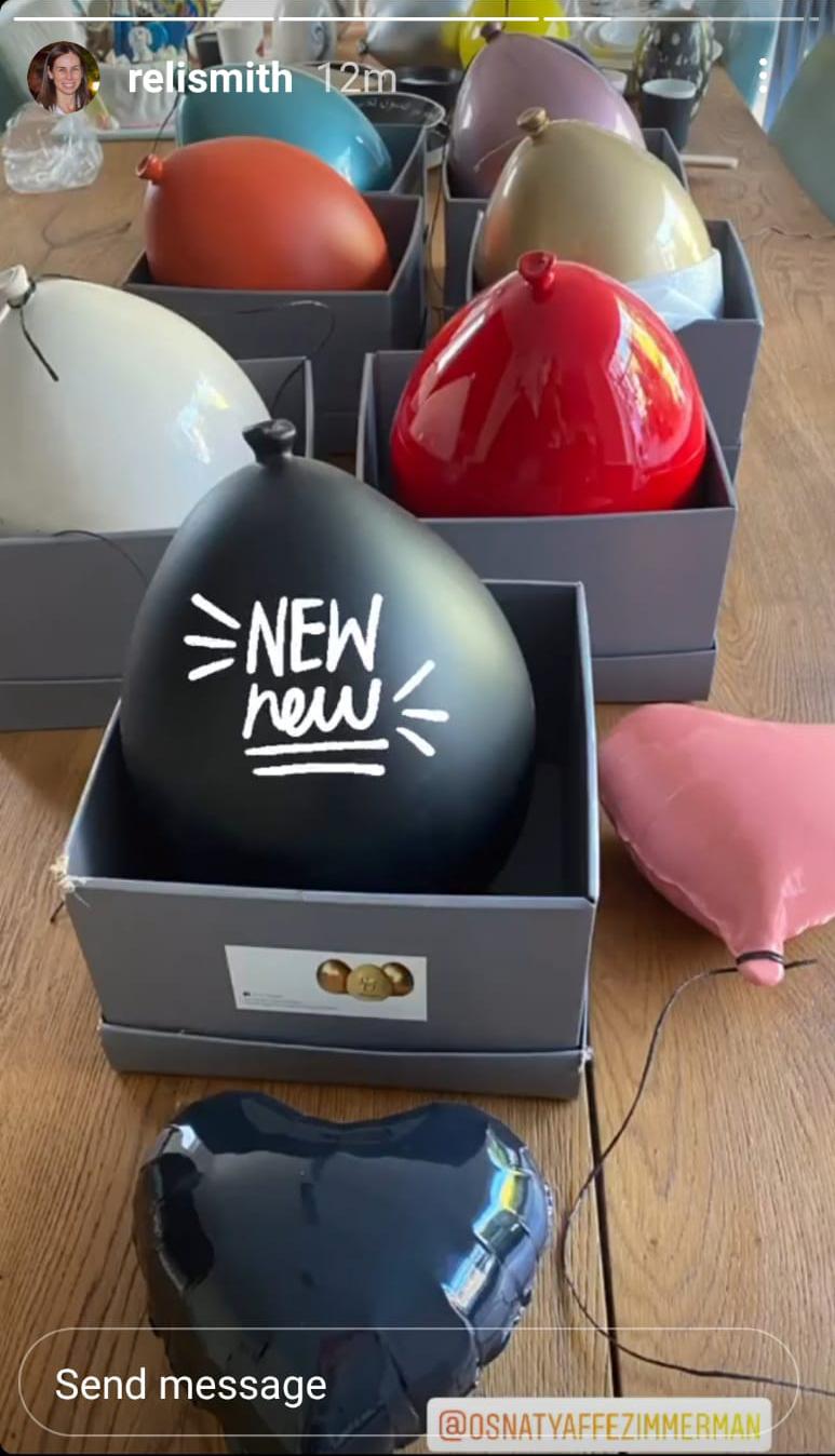 Scultura di palloncini rossi in ceramica sgonfiati e lucidi fatta a mano per parete, soffitto in vendita 1