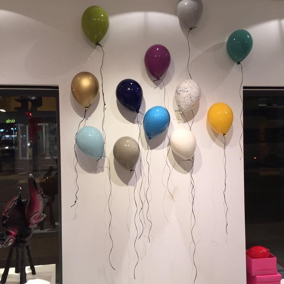 Scultura di palloncini rossi in ceramica sgonfiati e lucidi fatta a mano per parete, soffitto in vendita 3
